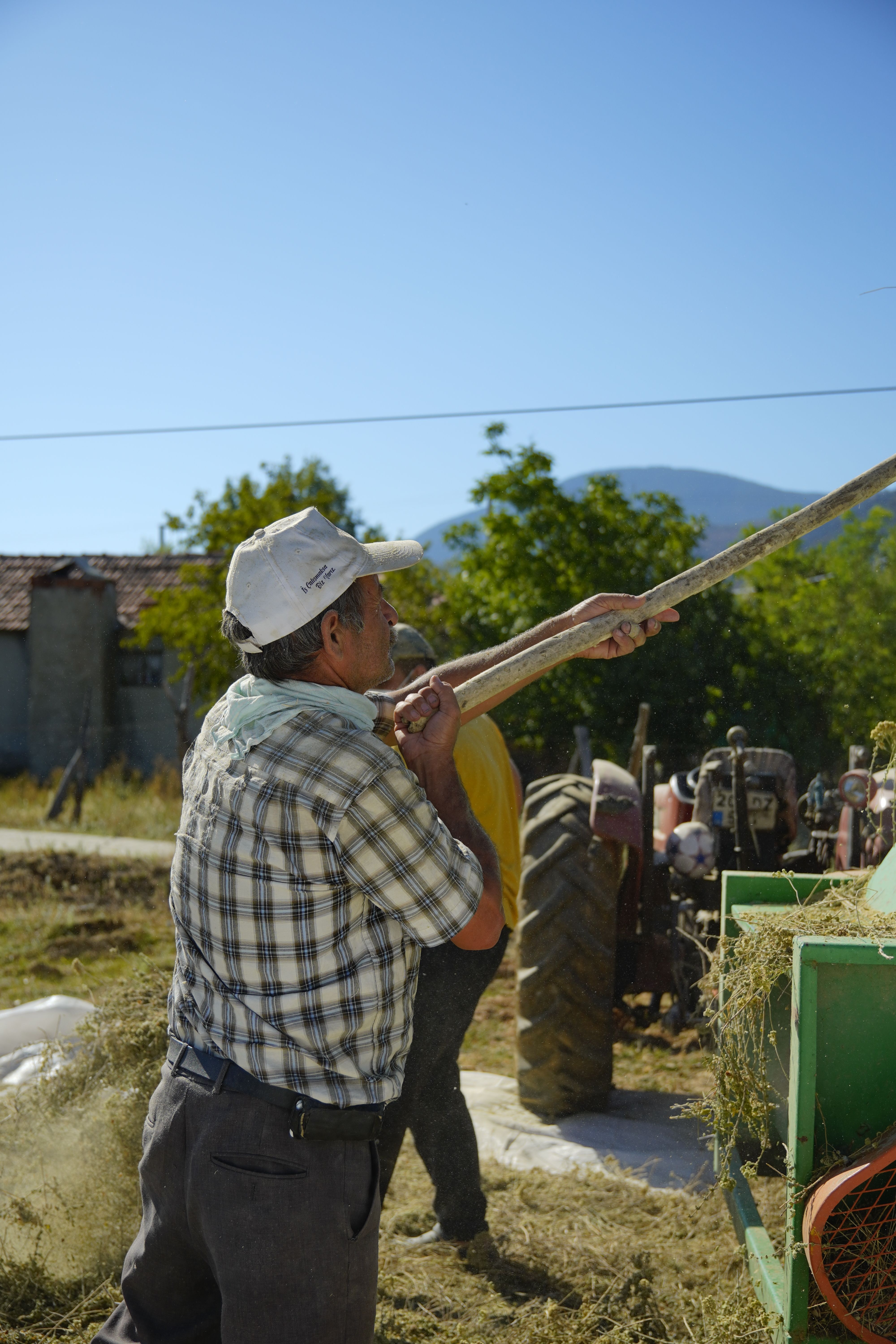 Farmers Using Traditional Tools in Türkiye · Free Stock Photo