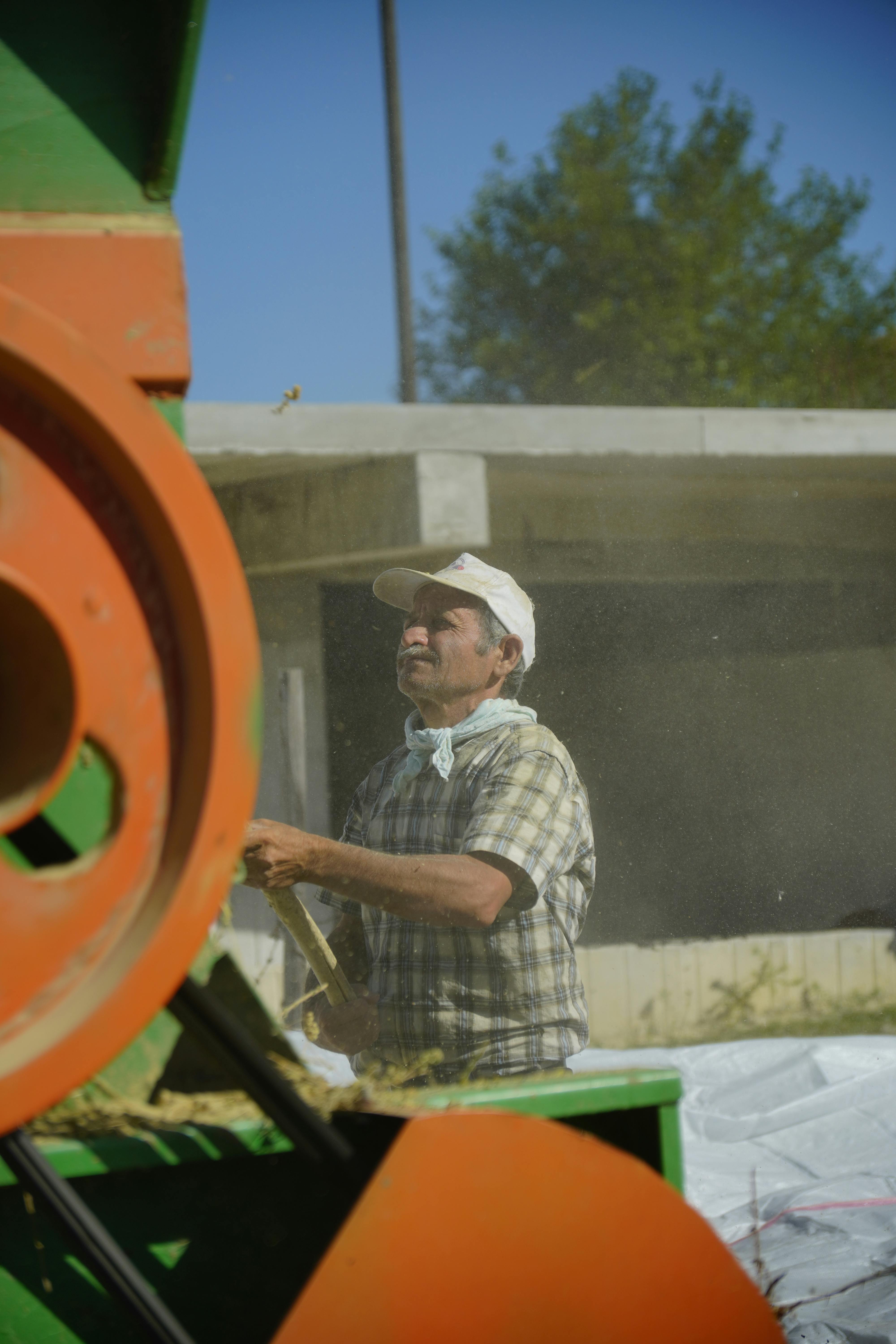 Gratuit Un agriculteur manipule des machines agricoles dans un cadre rural en Turquie par une journée ensoleillée. Photos