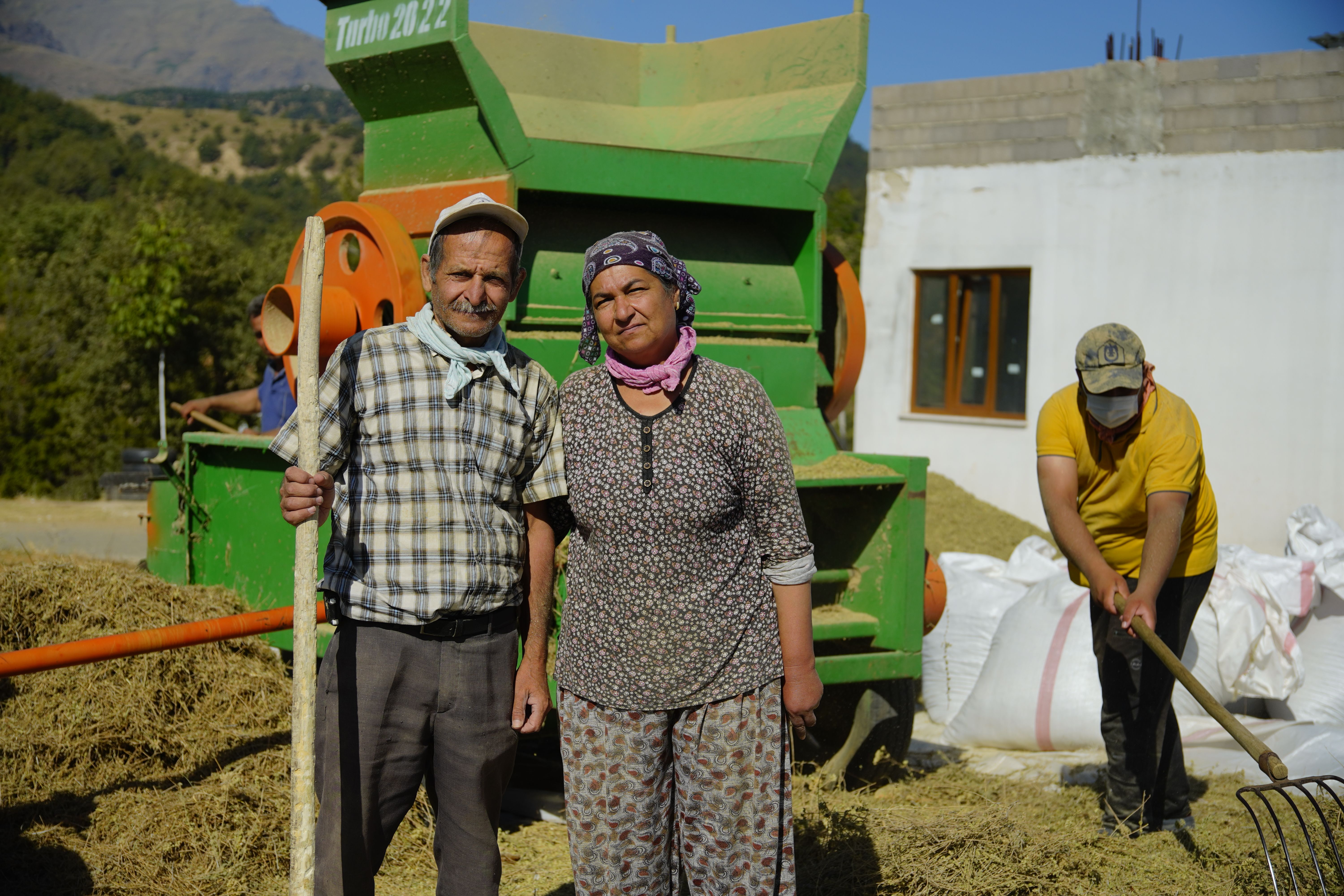 Türkiye'de kırsal kalkınma ve tarım nüfusu arasındaki ilişkiyi temsil eden, tarlada çalışan çiftçiler ve Anadolu'nun bereketli tarım arazileri.