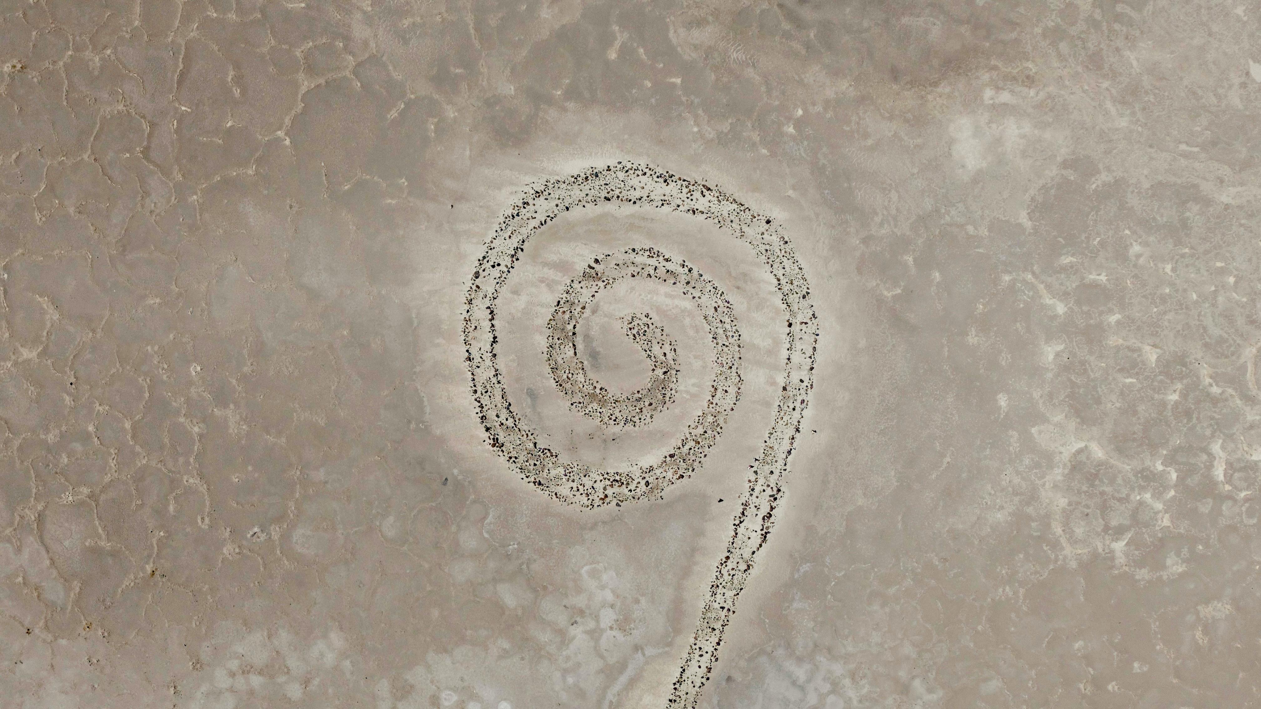 Gratis Luftfoto av Spiral Jetty, en jordvoldskulptur i Great Salt Lake, Utah. Arkivbilde