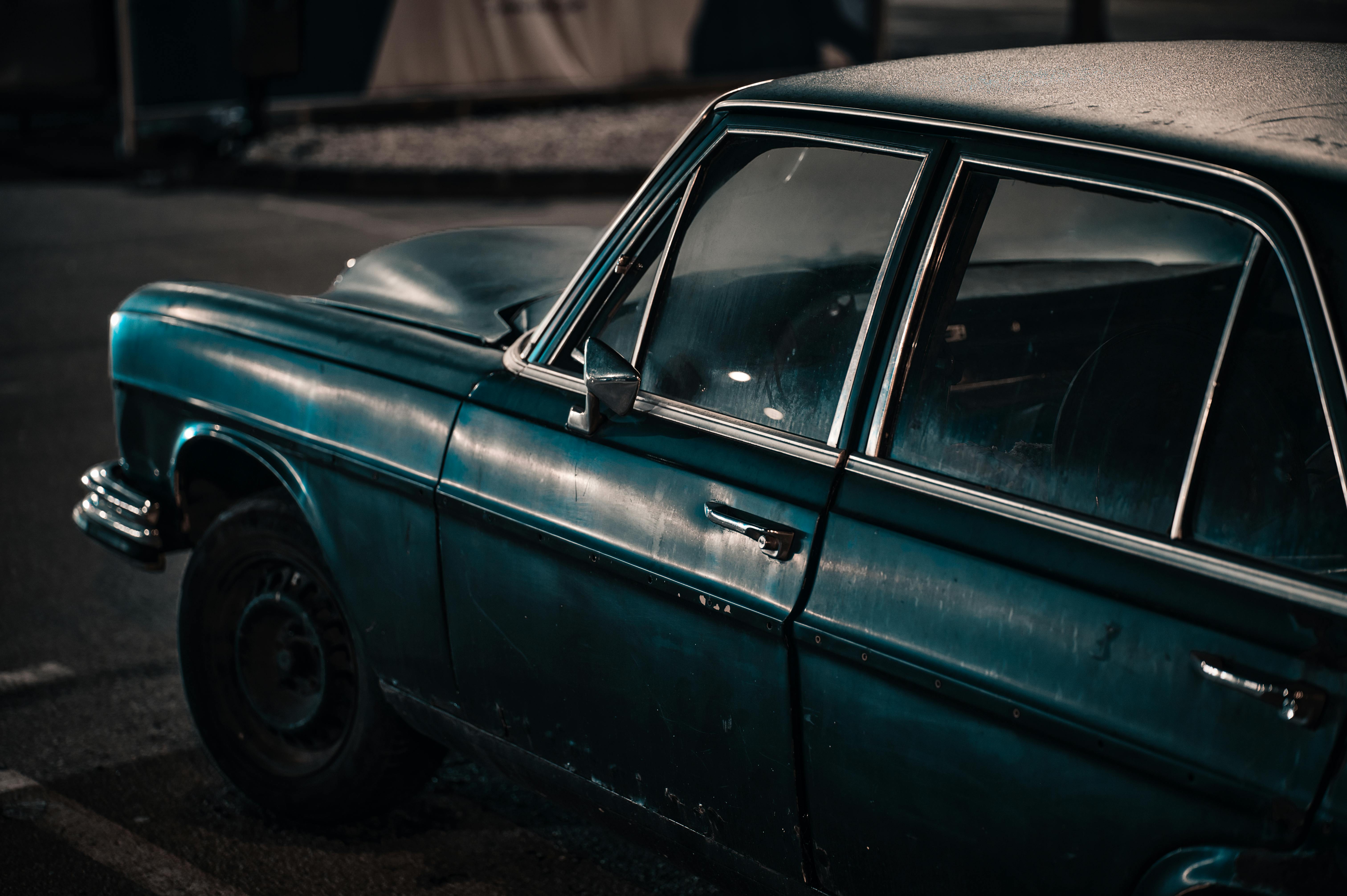 ingyenes Közeli kép egy éjszaka parkoló klasszikus autóról, amely vintage stílust és városi hangulatot sugároz. Stockfotó