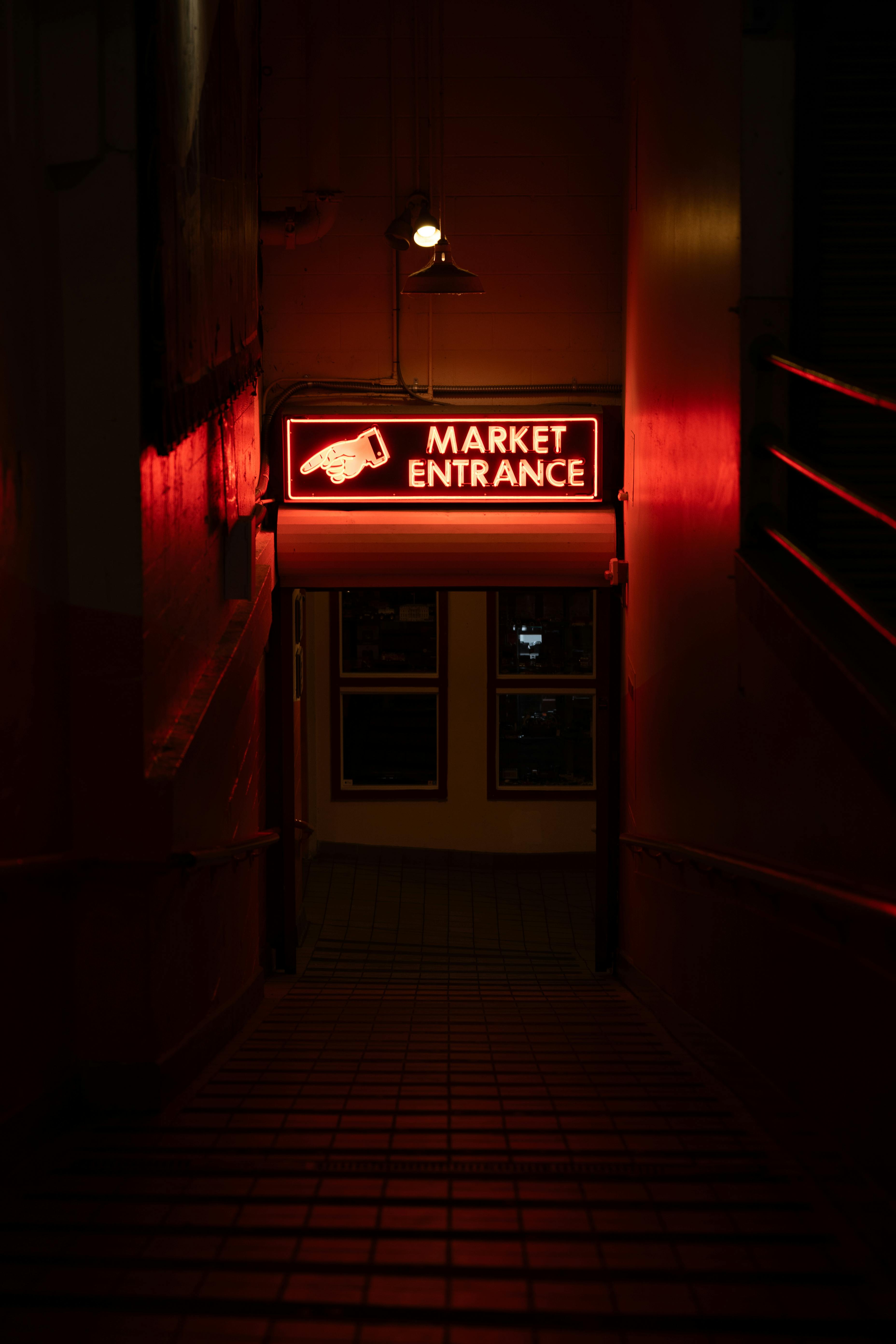 Gratis Insegna al neon illuminata all'ingresso di un mercato in un vicolo buio di notte a Seattle, Washington. Foto a disposizione