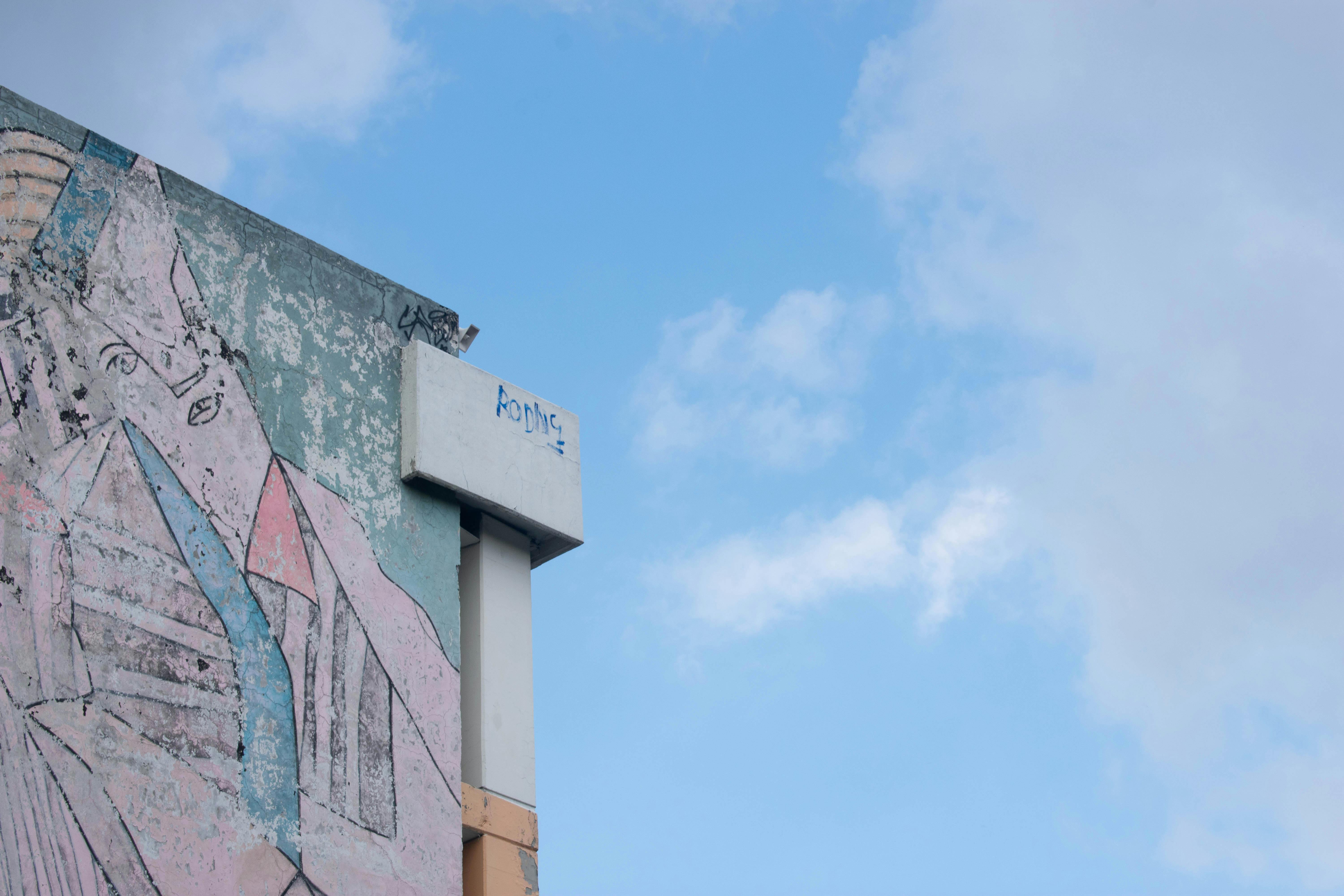 Gratis Mural de arte callejero en un edificio en Toluca de Lerdo, México, contra un cielo brillante. Foto de stock