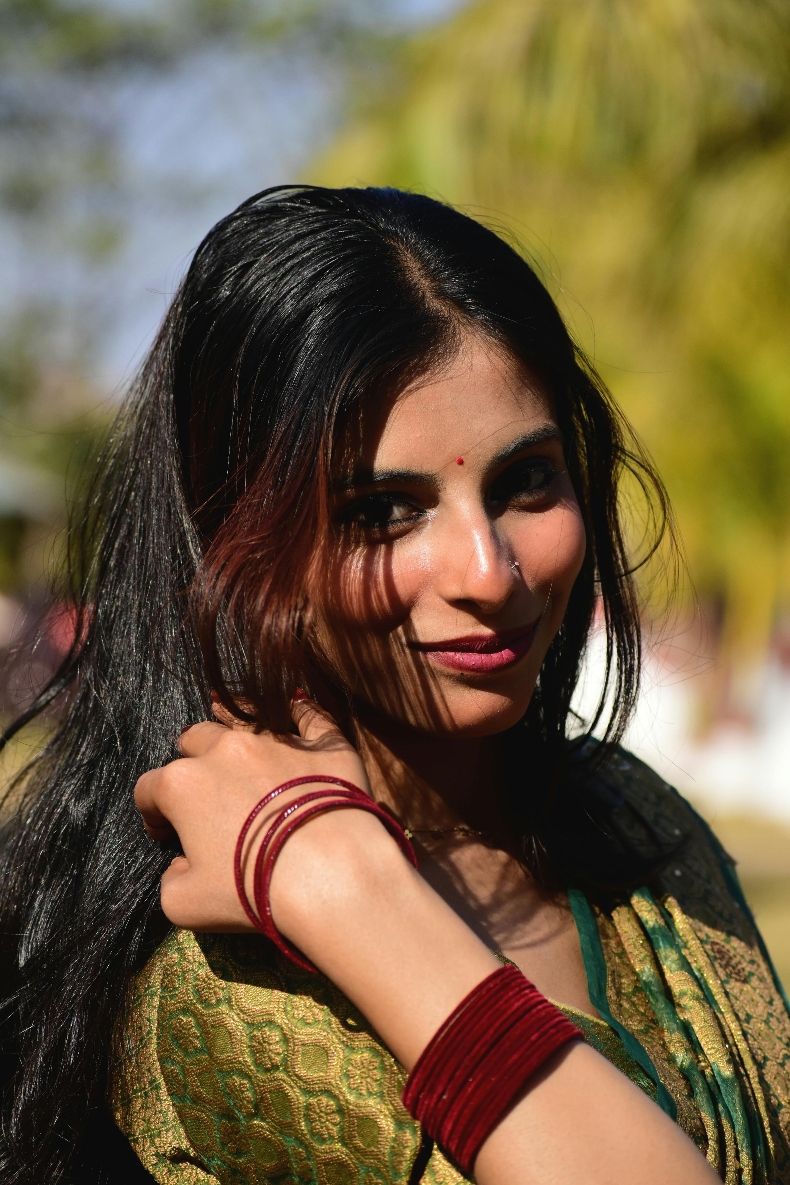 ฟรี ภาพถ่ายระยะใกล้ของหญิงสาวที่ยิ้มแย้มในชุดพื้นเมืองสีสันสดใสกลางแจ้ง คลังภาพถ่าย