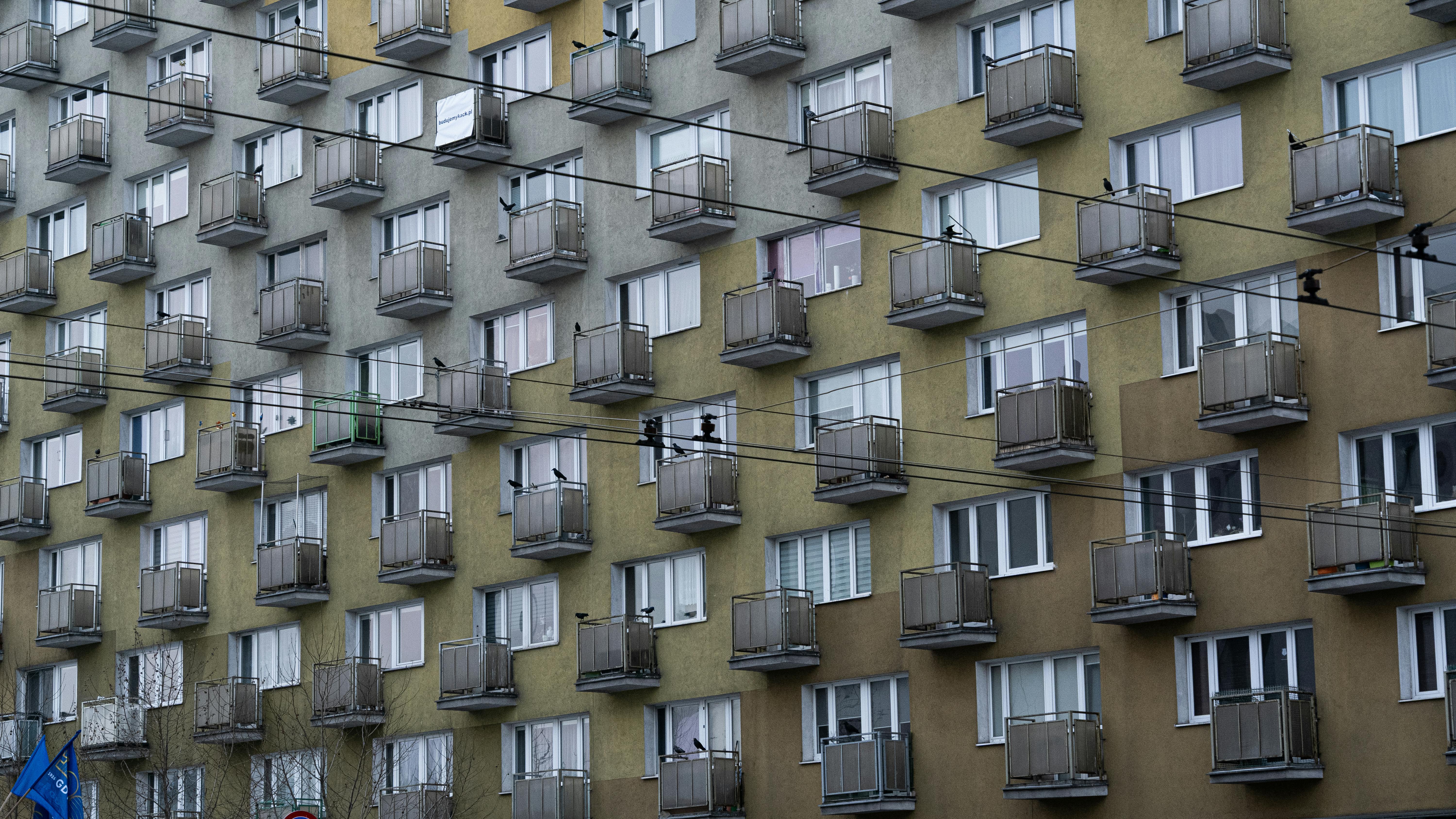 Zadarmo Detailný záber na geometrickú fasádu bytového domu v Gdyni v Poľsku s opakujúcimi sa vzormi a balkónmi. Fotka z fotobanky