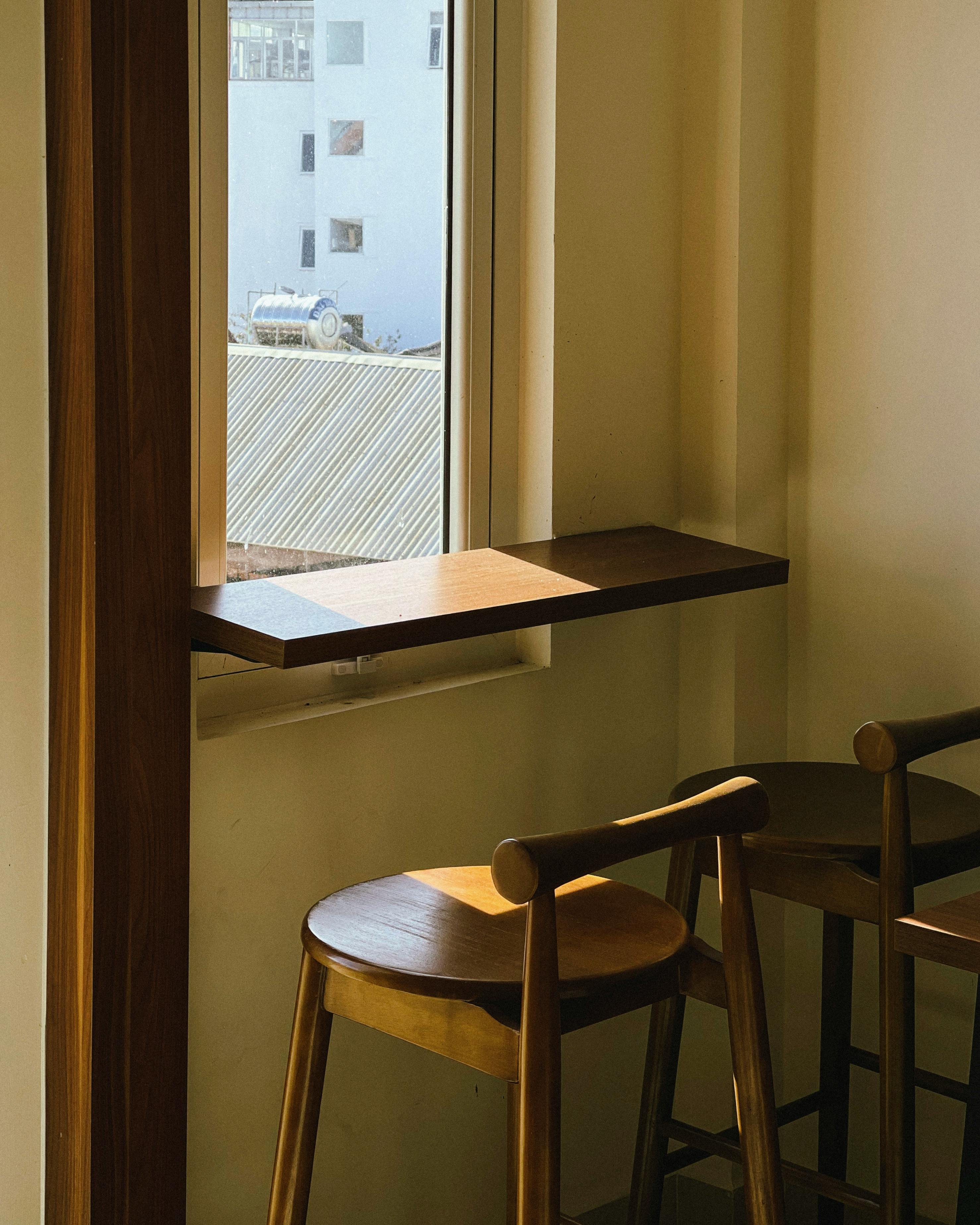 ฟรี คลังภาพถ่ายฟรี ของ barstools, กลางวัน, การตกแต่งที่เรียบง่าย คลังภาพถ่าย