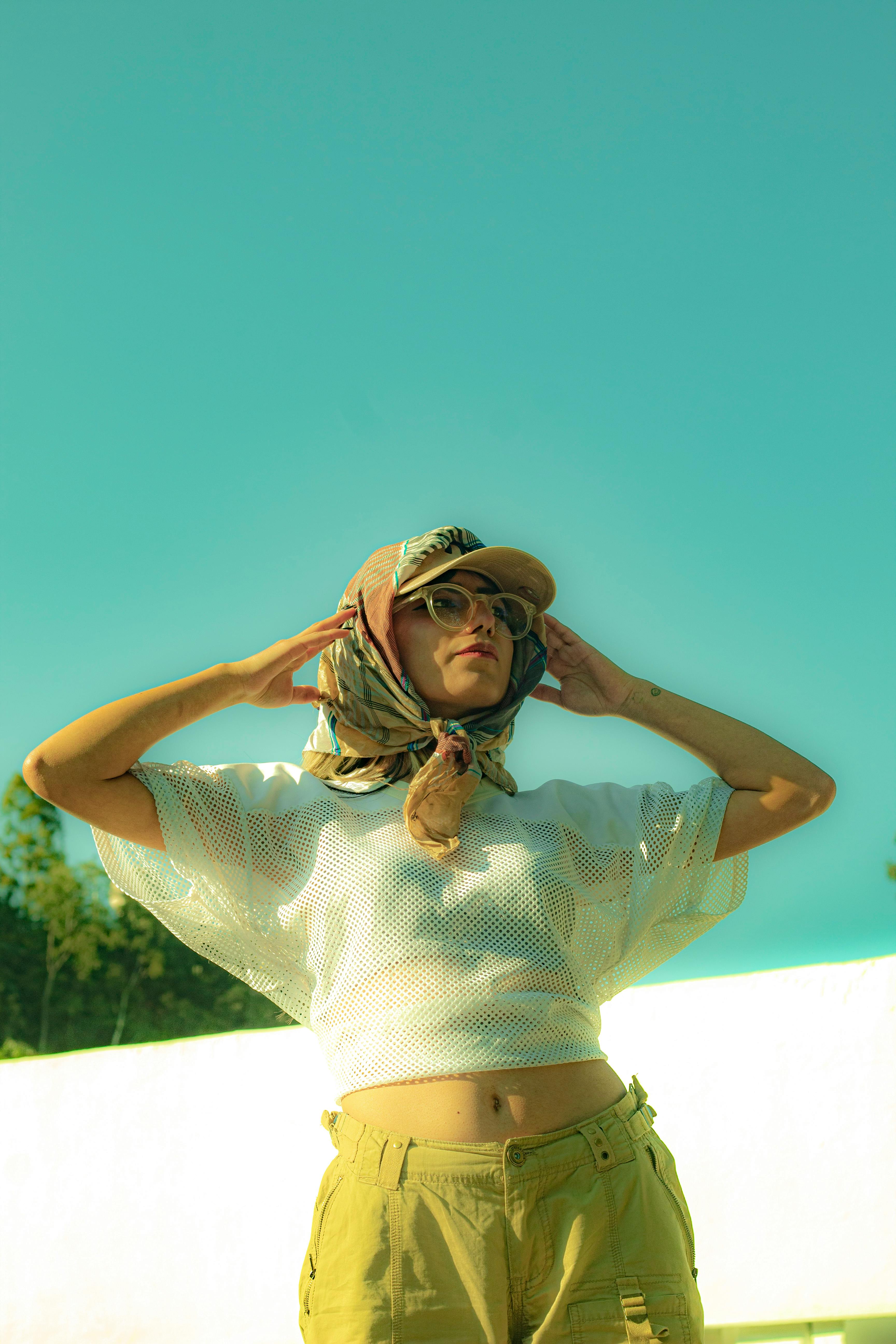 Kostnadsfria Kostnadsfri bild av avslappnad, avslappnad mode, blå himmel Stock foto