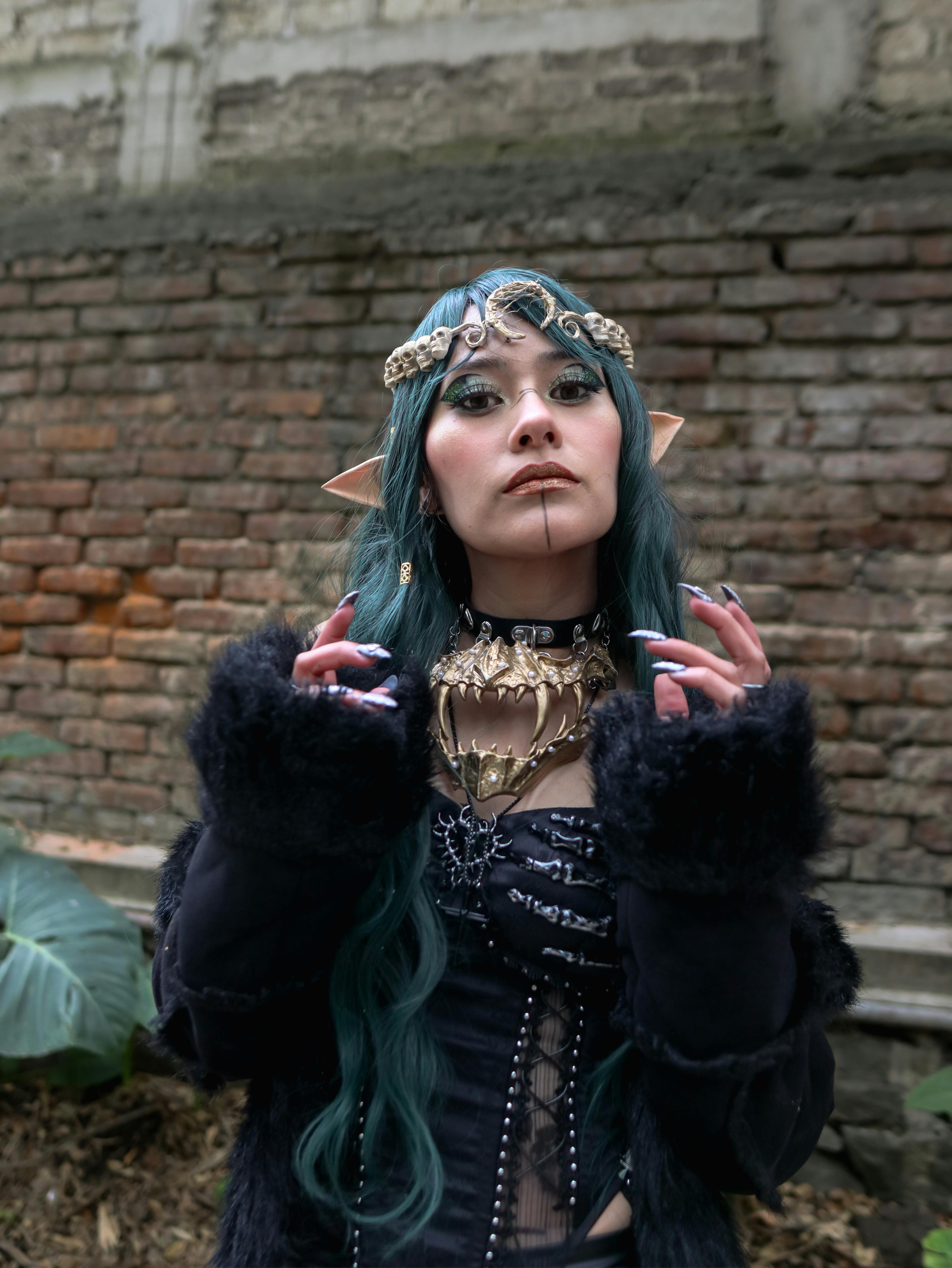 common:alt.prefix Silmiinpistävä fantasiahaltiahahmo taiteellisessa asussa poseeraa Méxicon kaupunkiympäristössä. common:alt.postfix