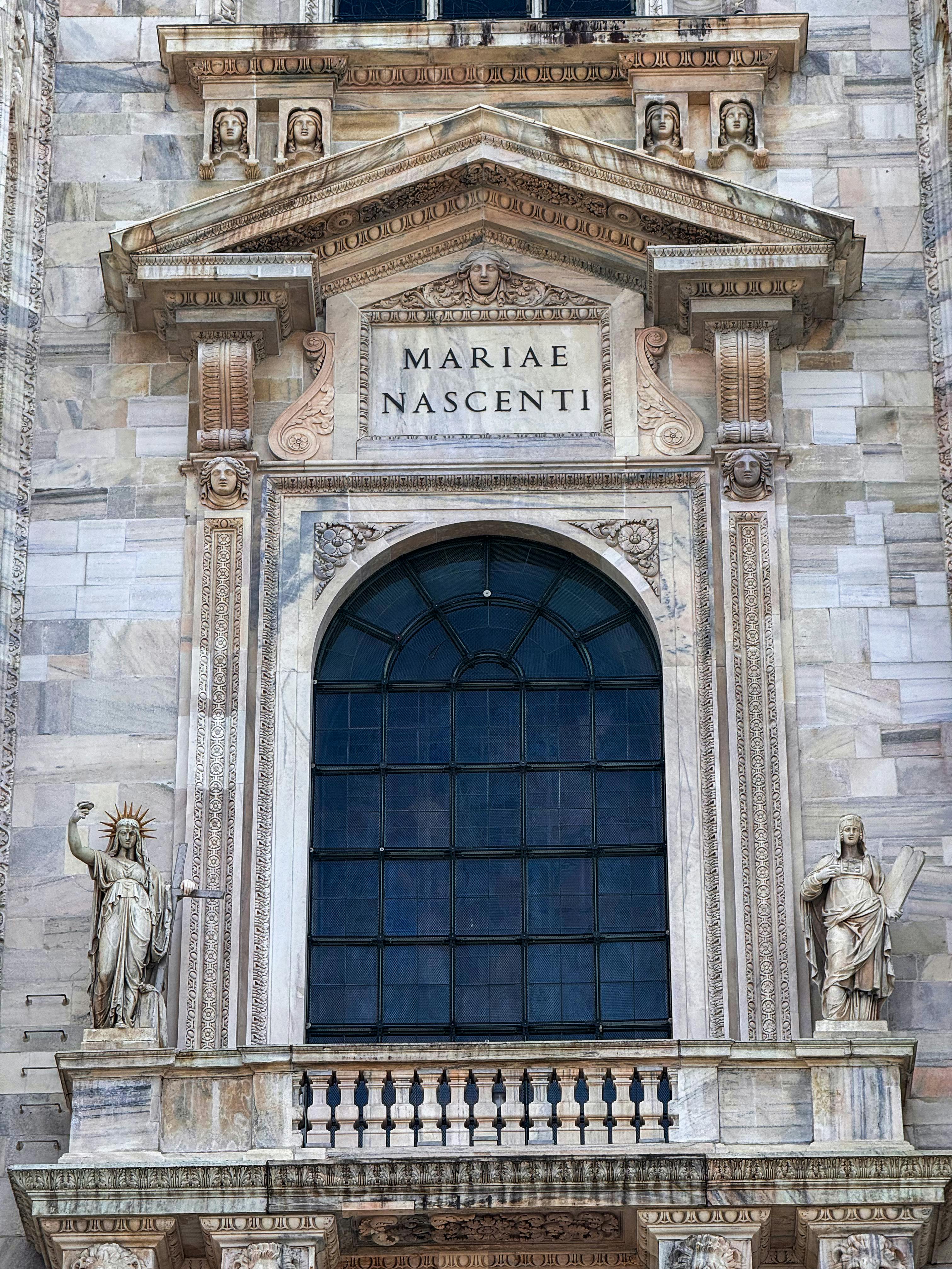 Ücretsiz Milano Katedrali cephesindeki Mariae Nascenti yazıtının ve ince detaylı heykellerin yakın çekim görüntüsü. Stok Fotoğraflar