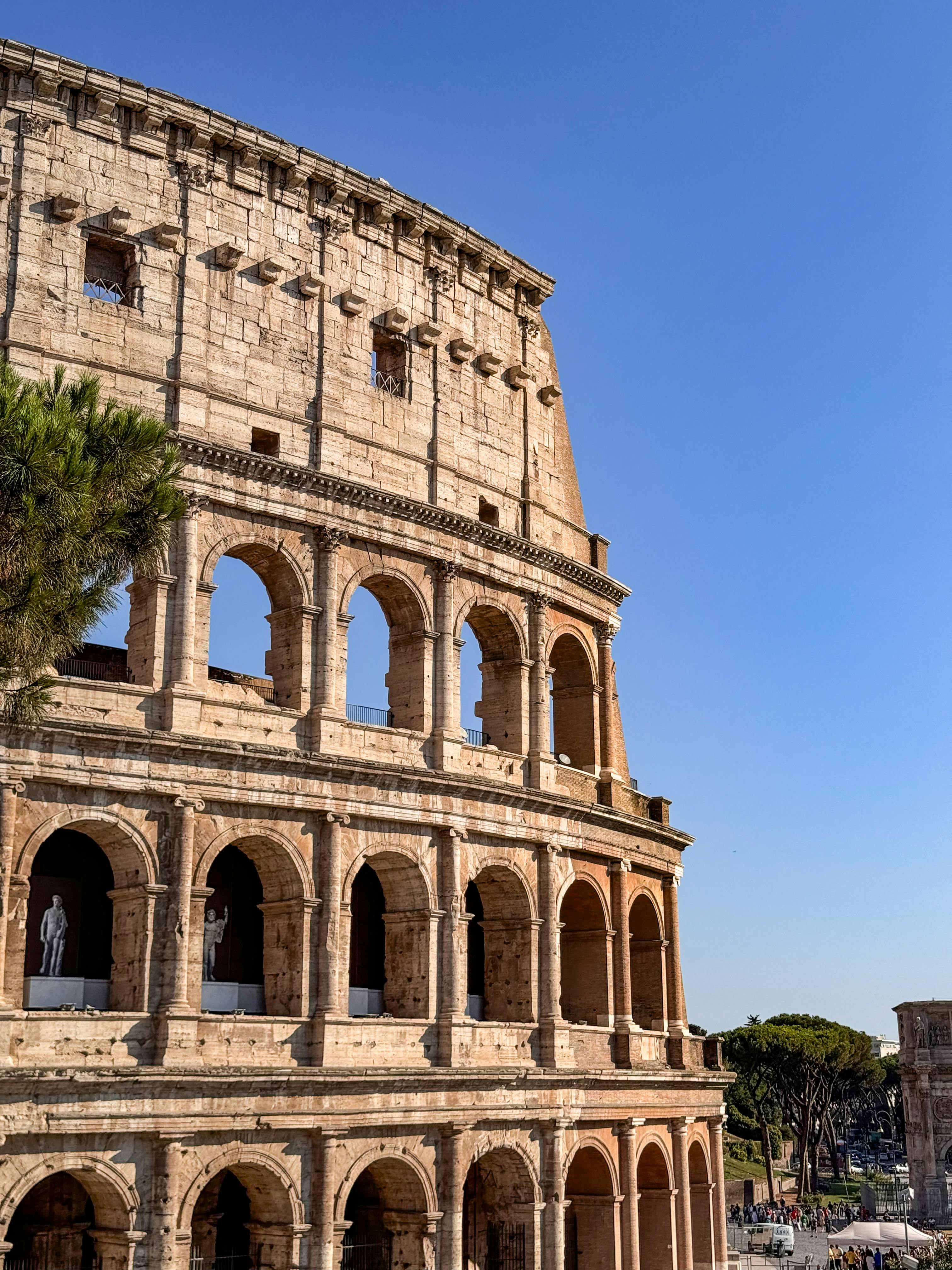 Ücretsiz Roma'daki ikonik Kolezyum'un, berrak mavi gökyüzü altında antik mimariyi sergileyen nefes kesici gündüz manzarası. Stok Fotoğraflar