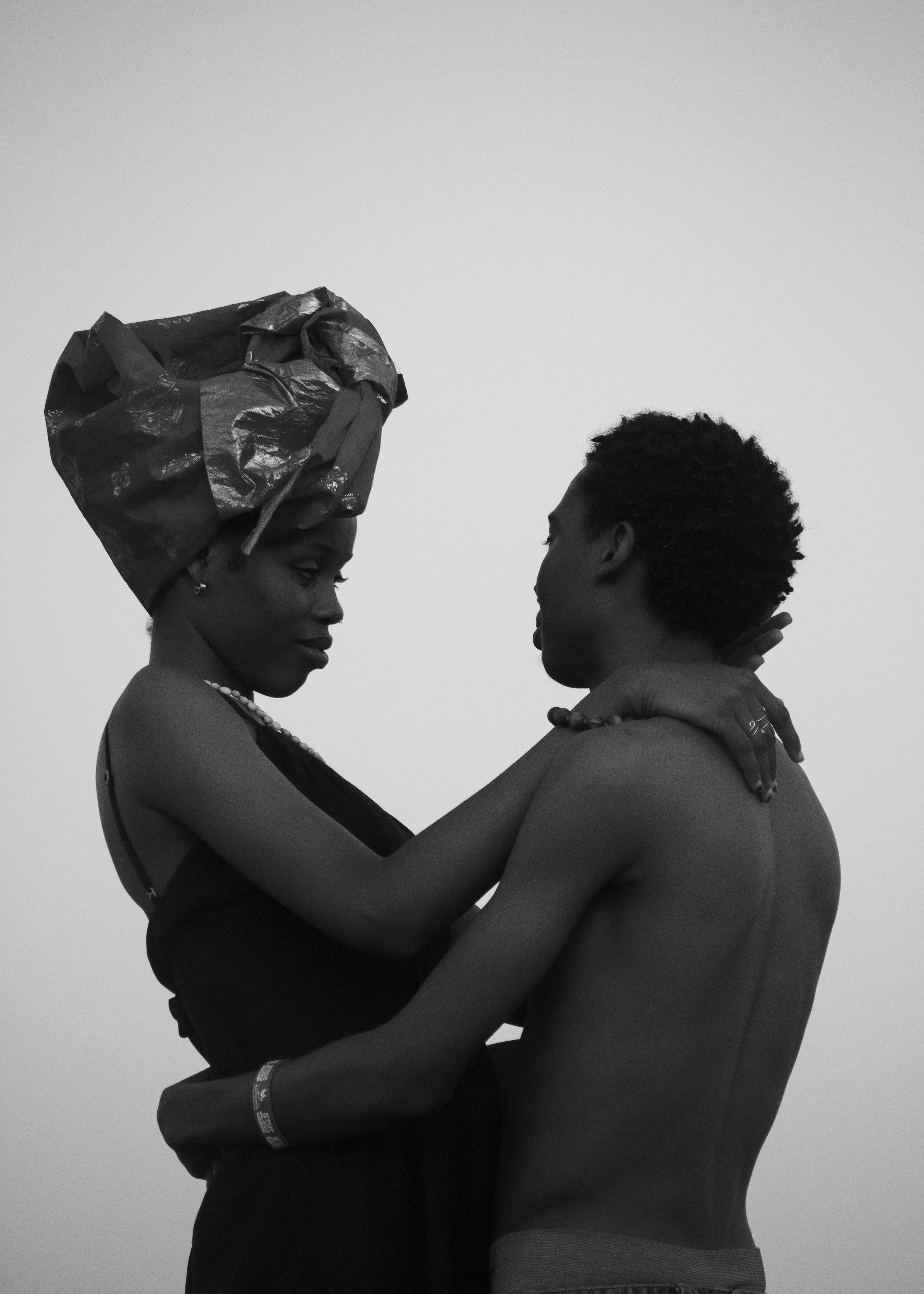 ฟรี ภาพถ่ายขาวดำของคู่รักชาวแอฟริกันกำลังกอดกัน แสดงออกถึงความอบอุ่นและความผูกพัน คลังภาพถ่าย