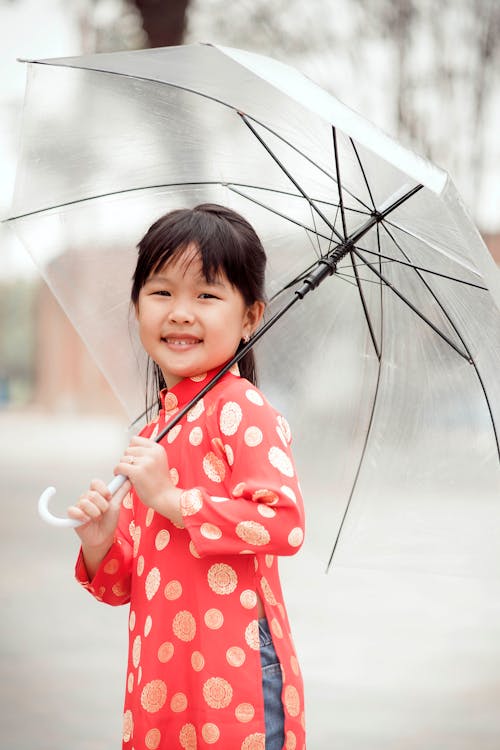 亚洲女孩拿着一把伞