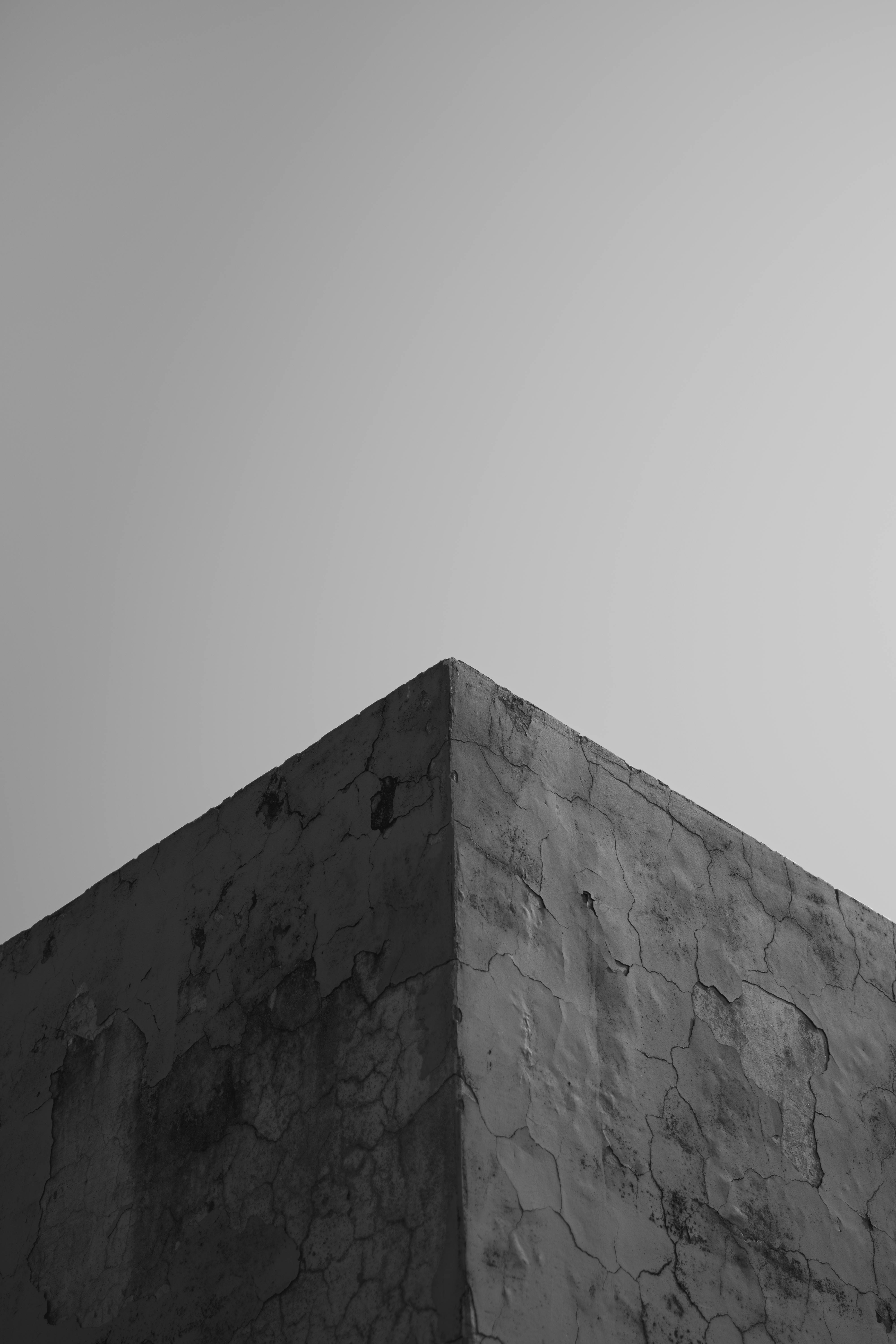 Gratuit Fotografie alb-negru a unui colț minimalist de beton cu crăpături. Fotografie de stoc