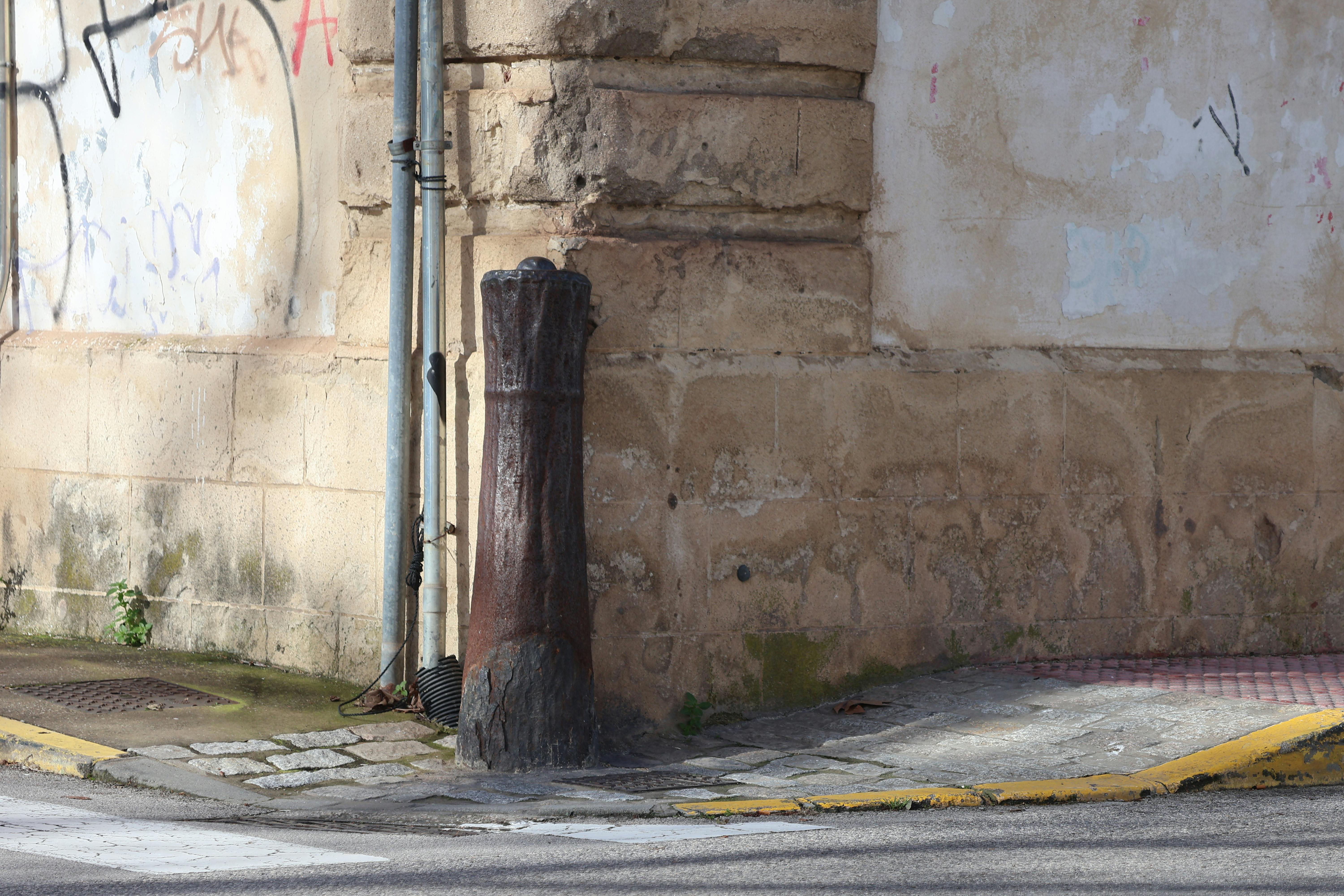 viejos cañones en deshuso que protegían las esquinas