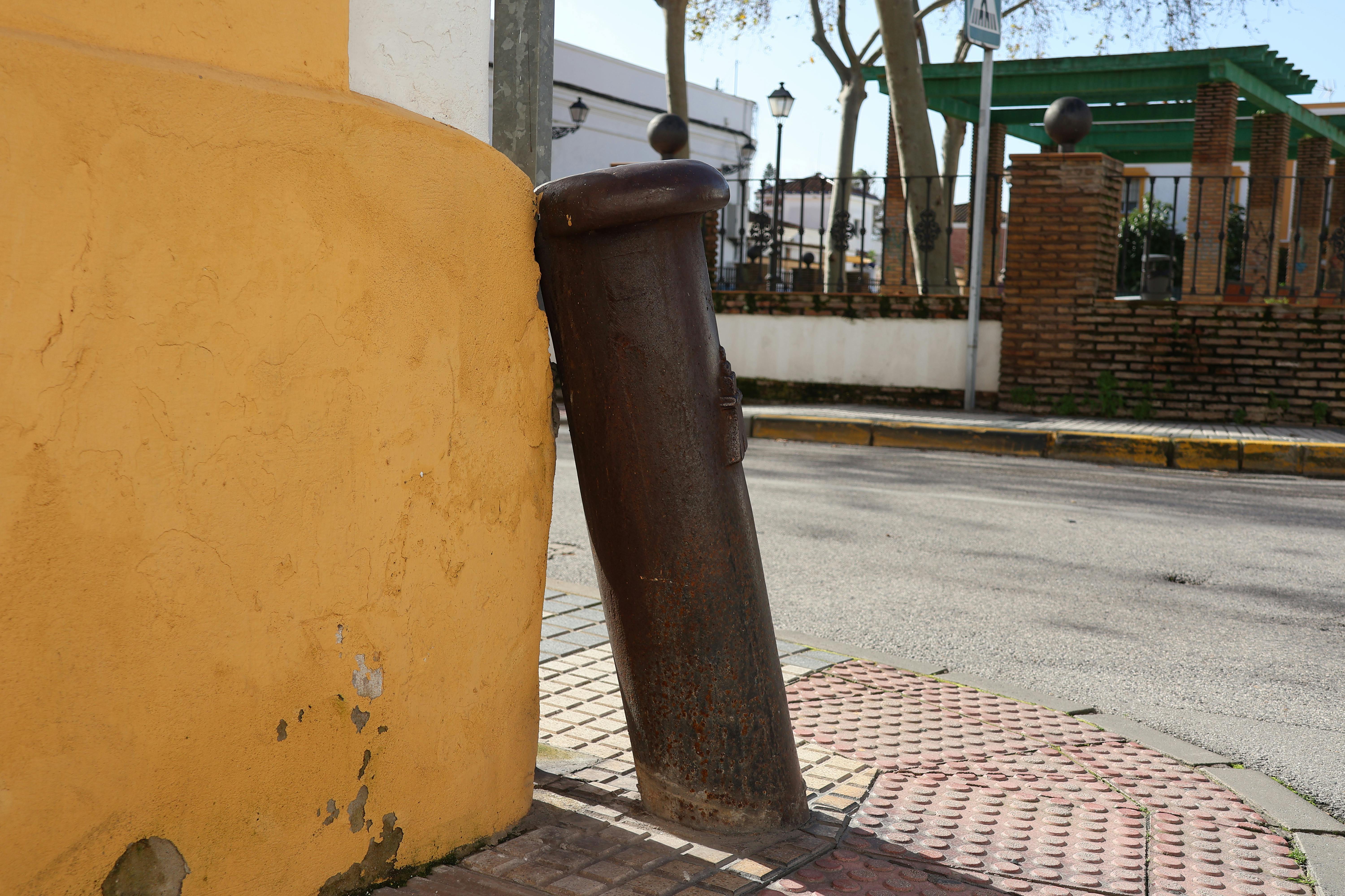 guardacantones conservados en la calle Valdés