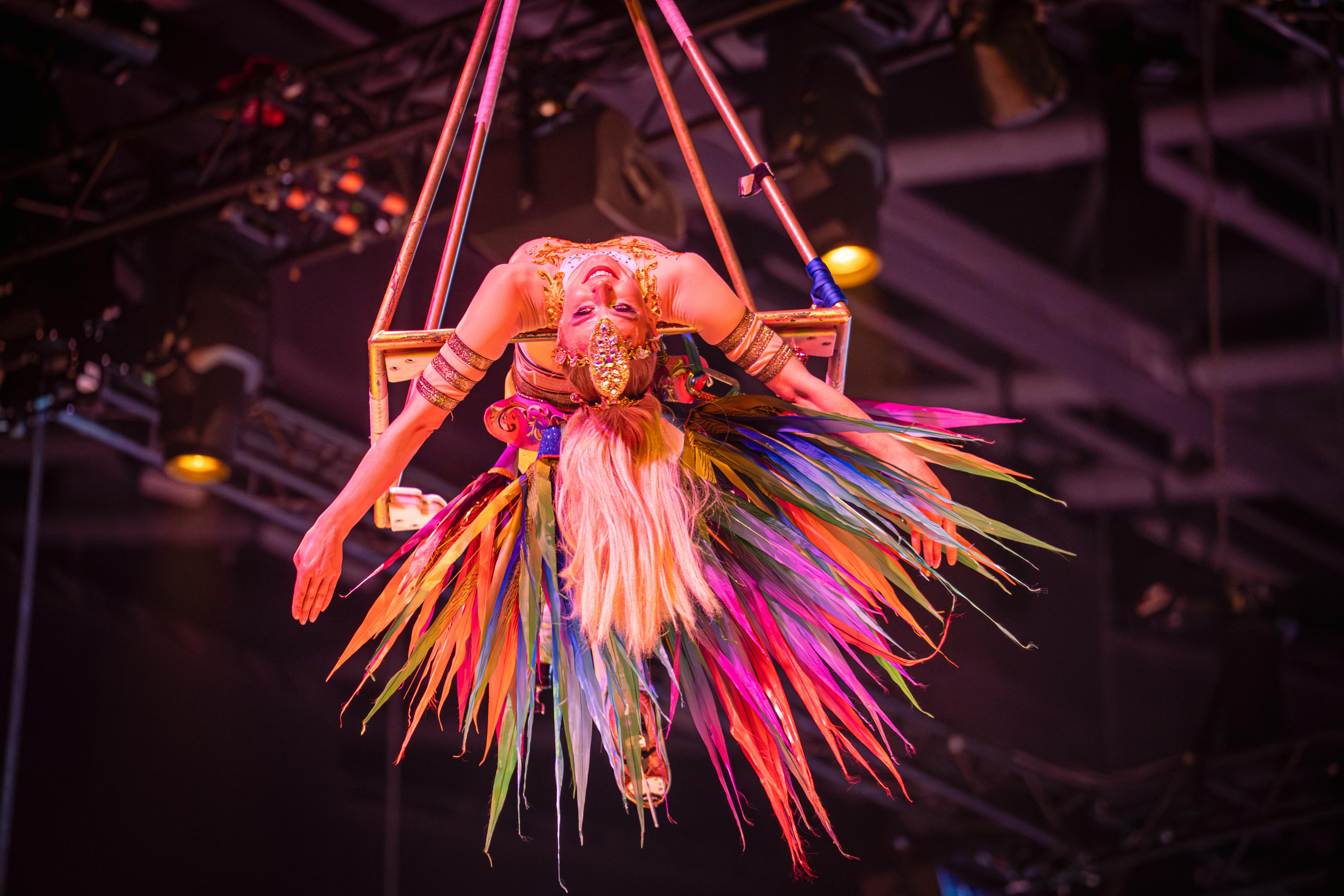 Ilmainen Ilmaesiintyjä, joka esittelee uskomattomia taitojaan värikkäässä asussa. Kuvapankkikuva