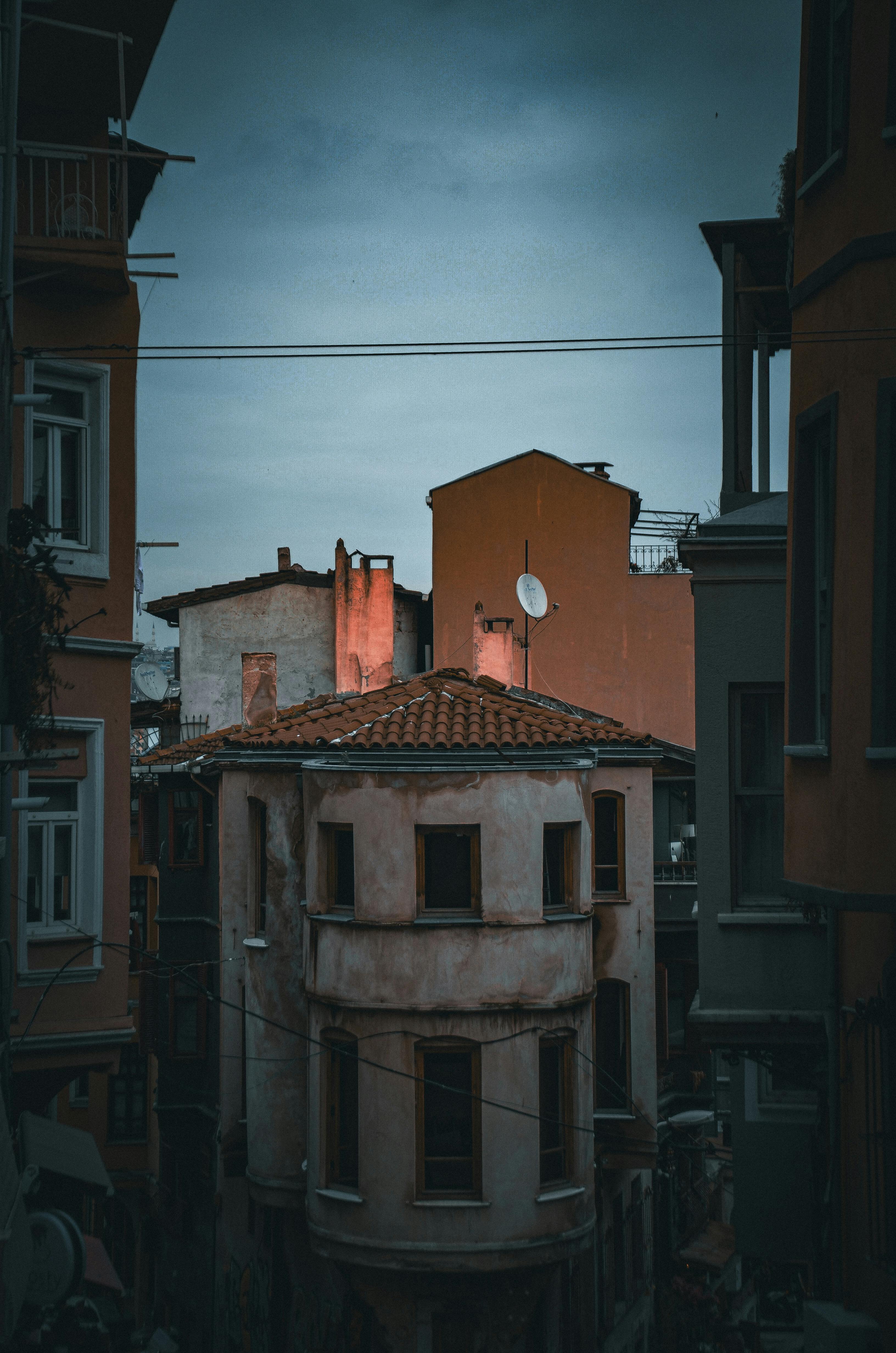 Gratis Splendida architettura d'epoca in una strada urbana scarsamente illuminata, immortalata al crepuscolo, con un cielo spettacolare. Foto a disposizione