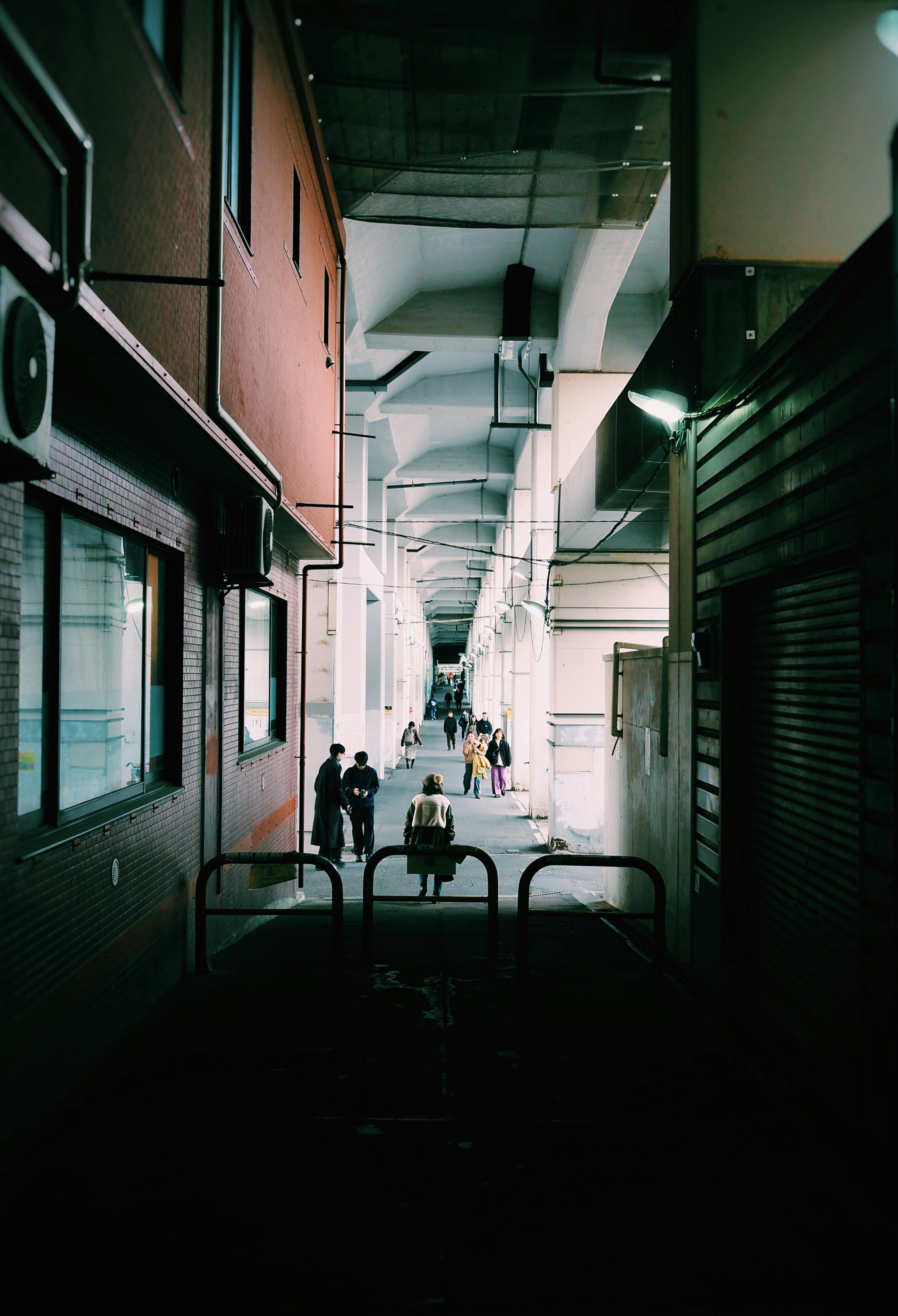 Kostnadsfria En livlig gränd i Tokyo som visar upp fotgängare och arkitektoniska strukturer. Stock foto