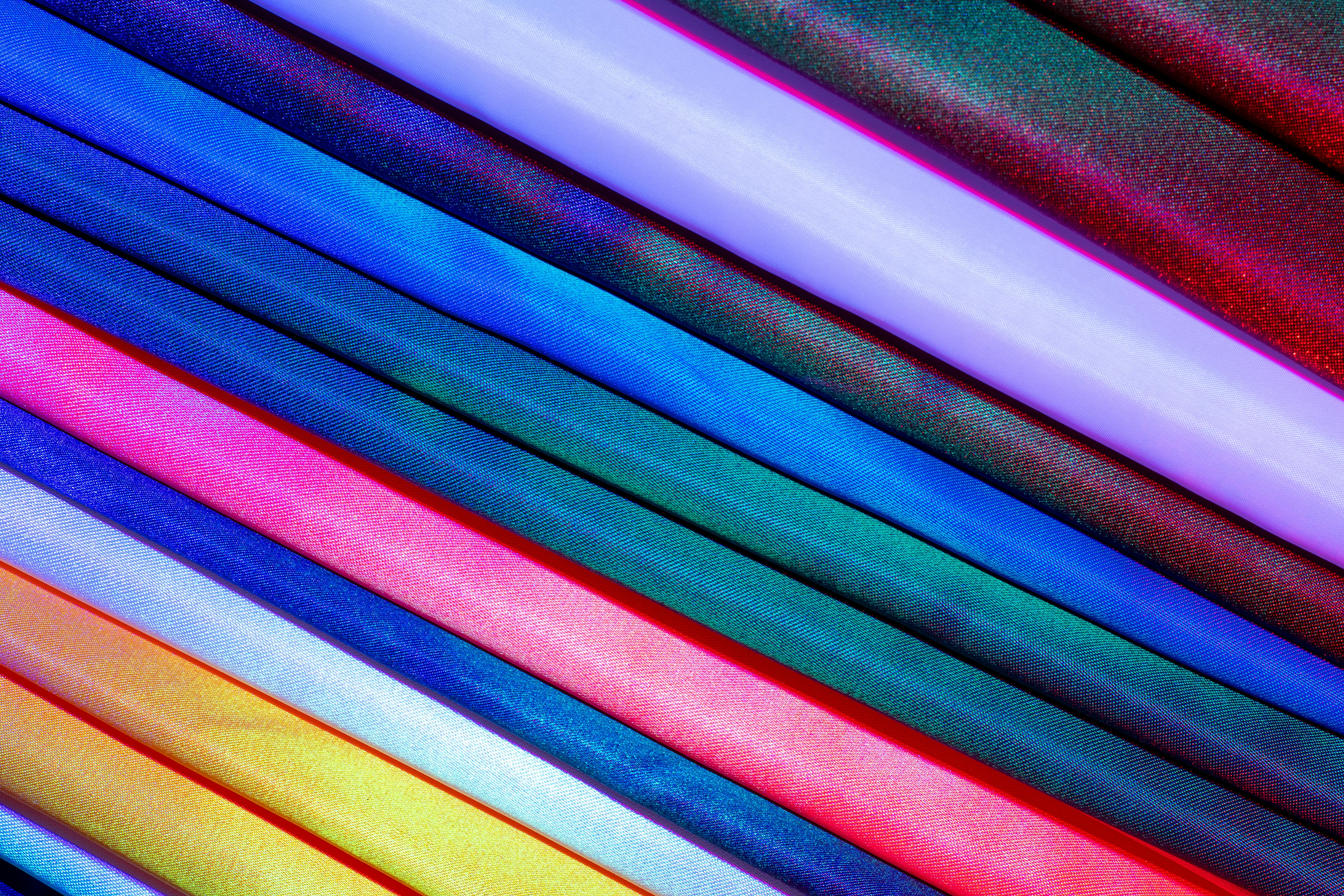 Miễn phí Hình ảnh trừu tượng của một loại vải nhiều màu sắc, thể hiện những đường sọc và họa tiết sống động. Ảnh lưu trữ