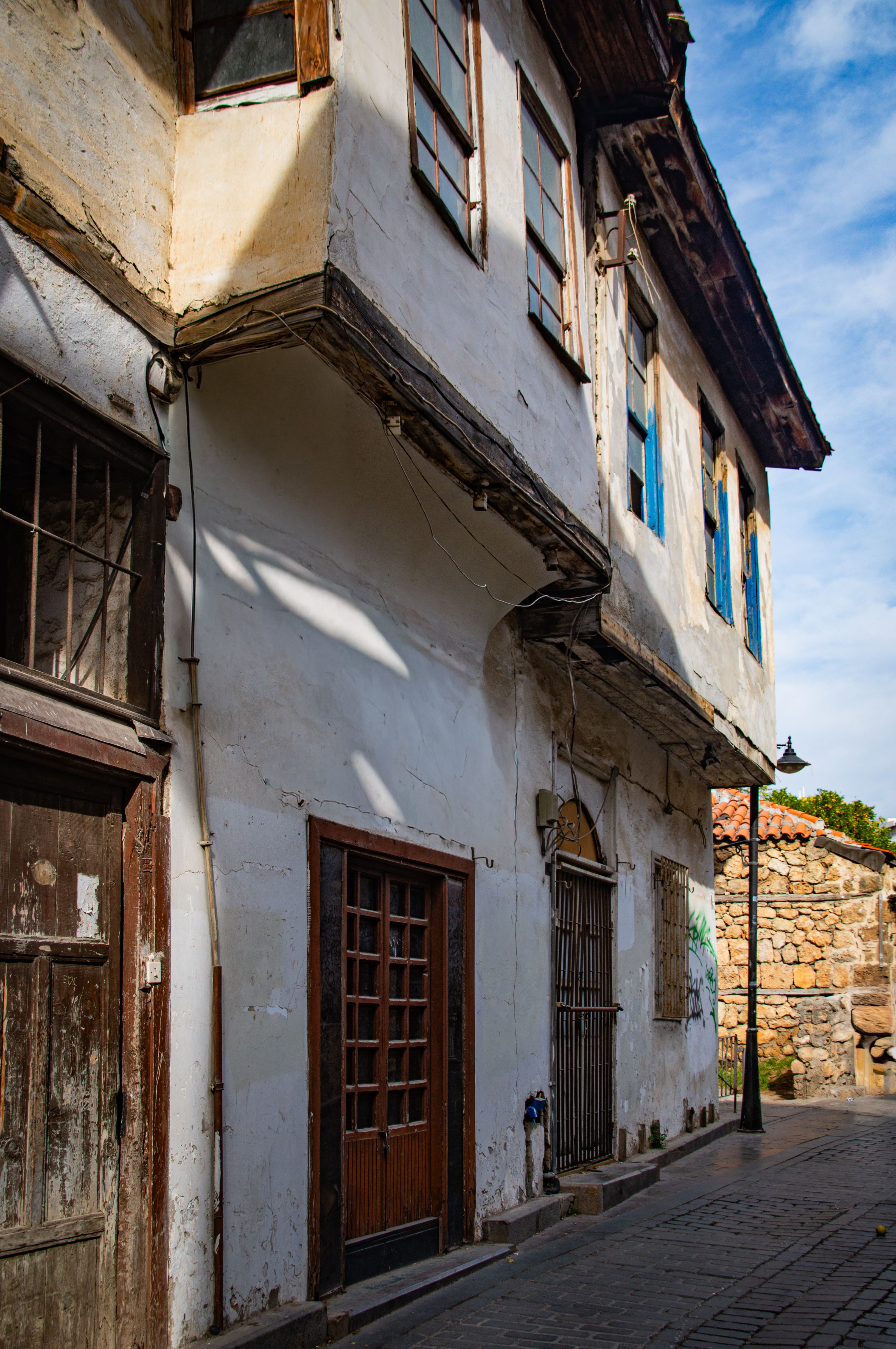 Old Rustic Building in Quaint Alleyway · Free Stock Photo