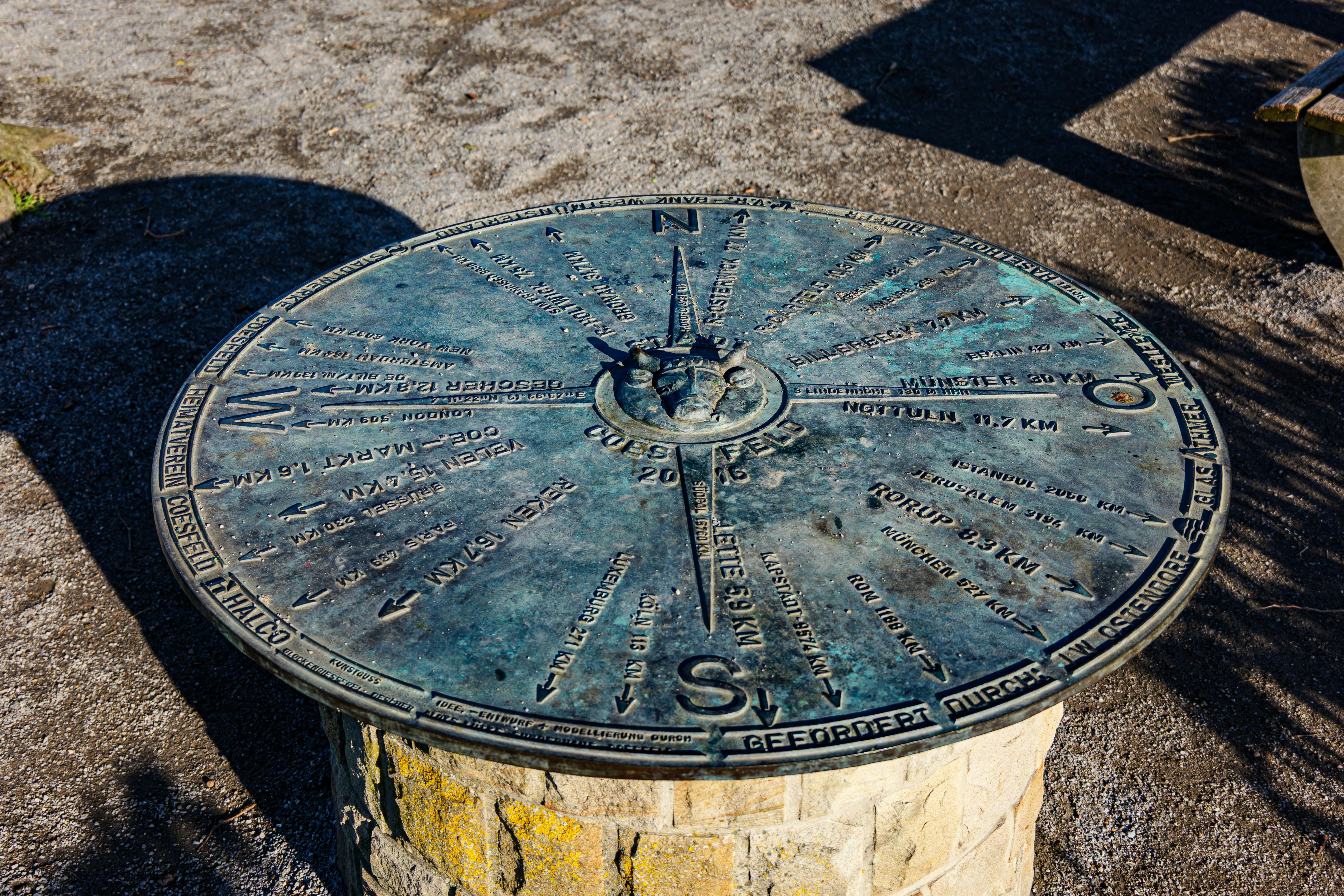 Ücretsiz Almanya'nın Coesfeld kentinde bulunan pusula gülü yön göstergesinin parlak gün ışığı altındaki detaylı görünümü. Stok Fotoğraflar
