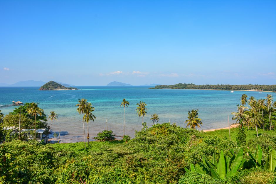 Temple doré de Bangkok au coucher du soleil