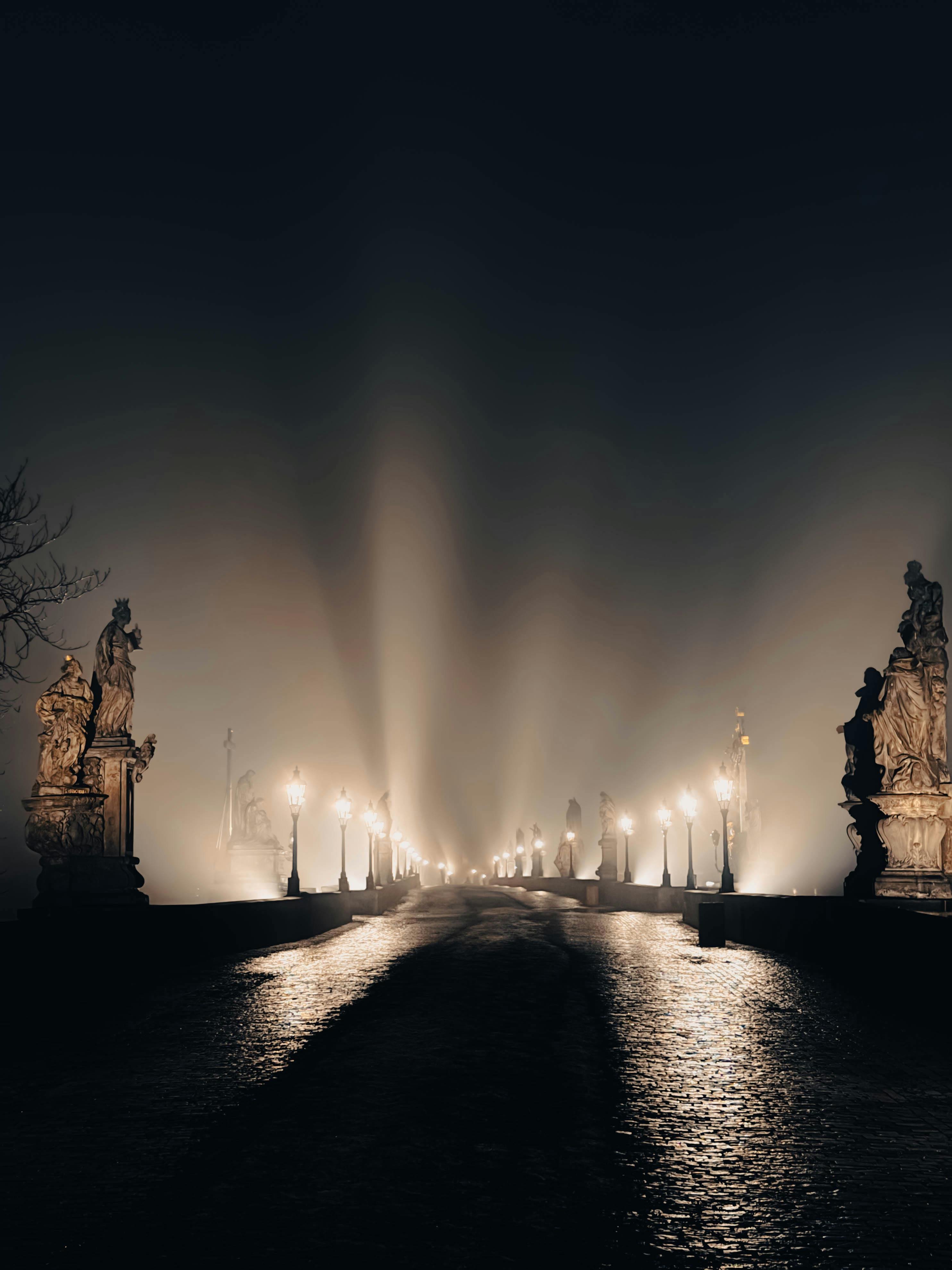 Gratuit Vedere nocturnă misterioasă și sumbră a Podului Carol din Praga, învăluit în ceață. Fotografie de stoc