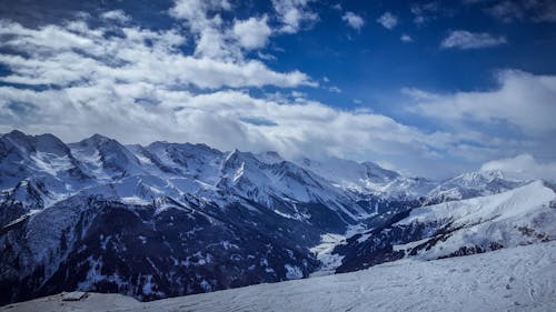 無料 青空の下の雪に覆われた山 写真素材