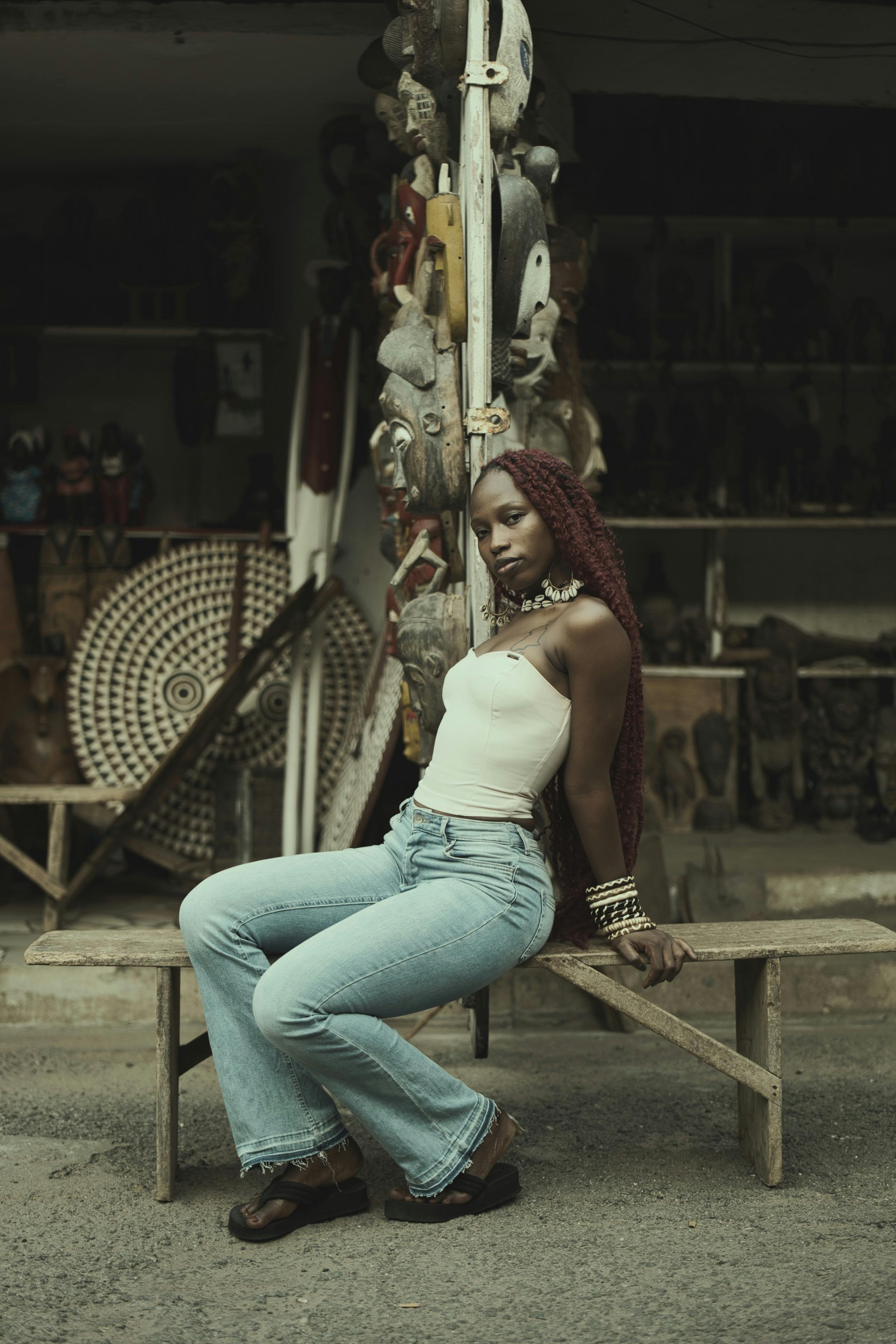 common:alt.prefix Nykymuotiin pukeutunut afrikkalainen nainen poseeraa käsityöläismarkkinoilla. common:alt.postfix