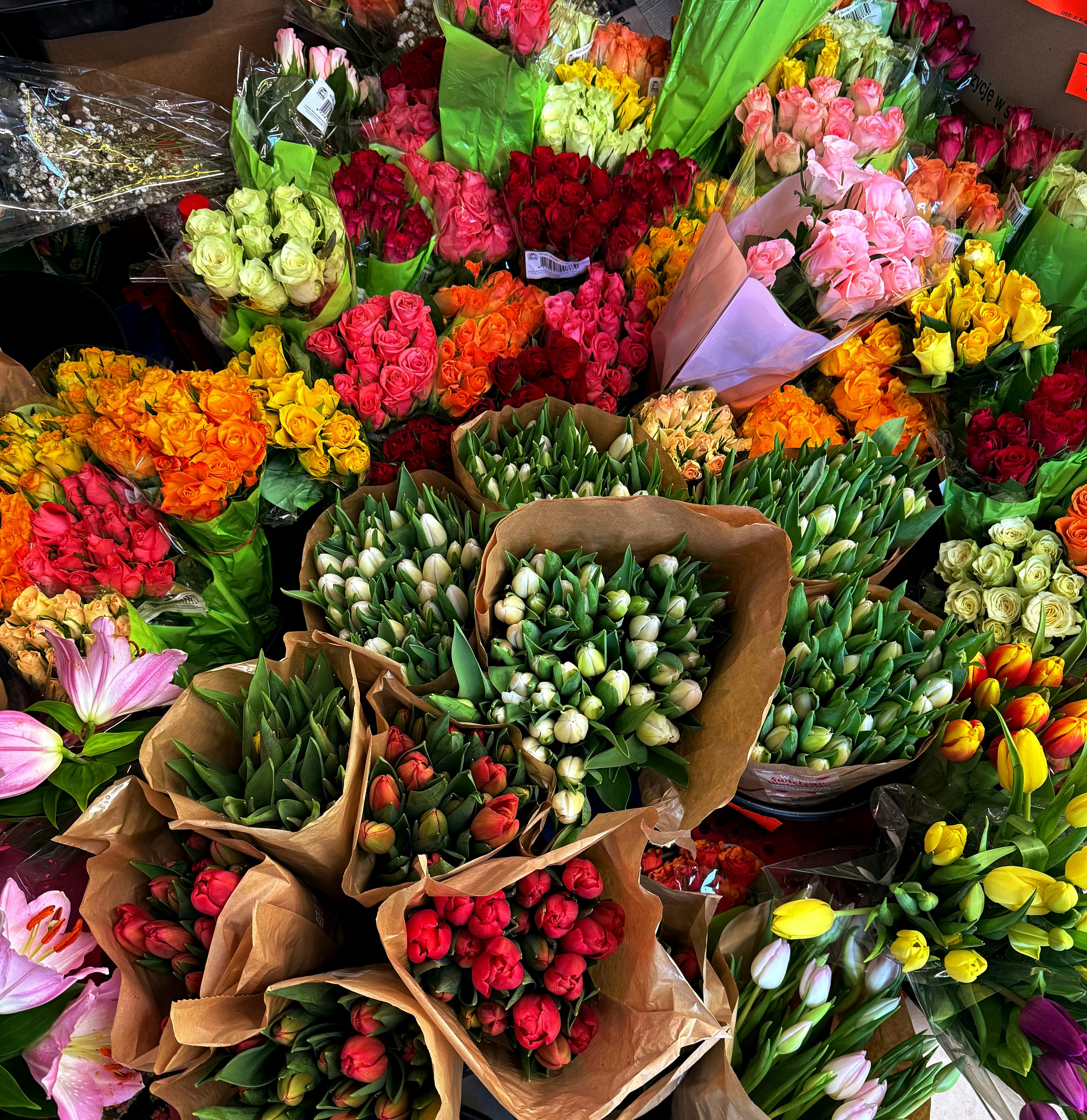 [ColoSach]-brightly-colored-assortment-of-fresh-flowers-displayed-at-a-local-market,-showcasing-a-variety-of-blooms.