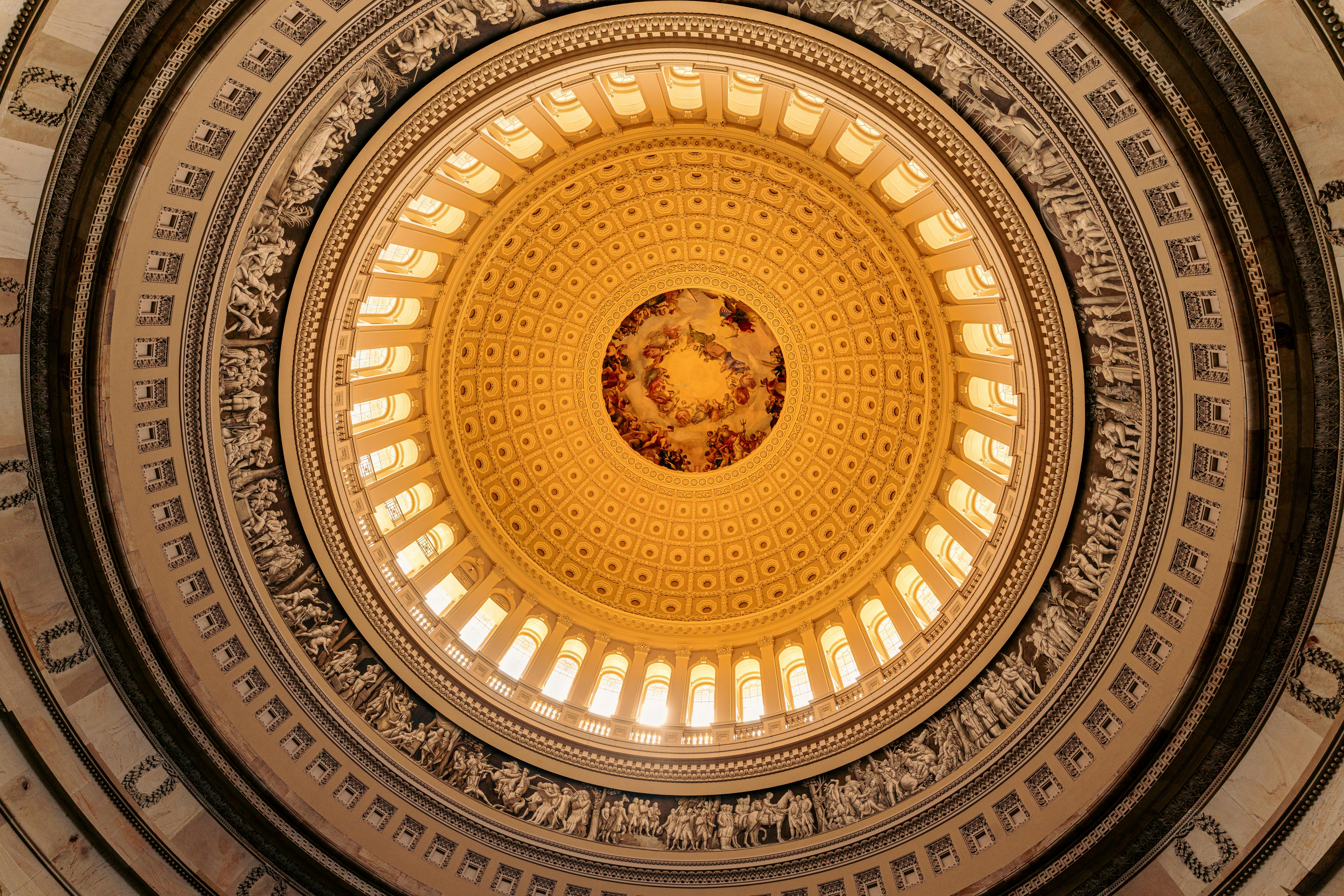 Ilmainen Yhdysvaltain kongressitalon rotundan kupolin lumoava sisäkuva Washington D.C:stä Kuvapankkikuva