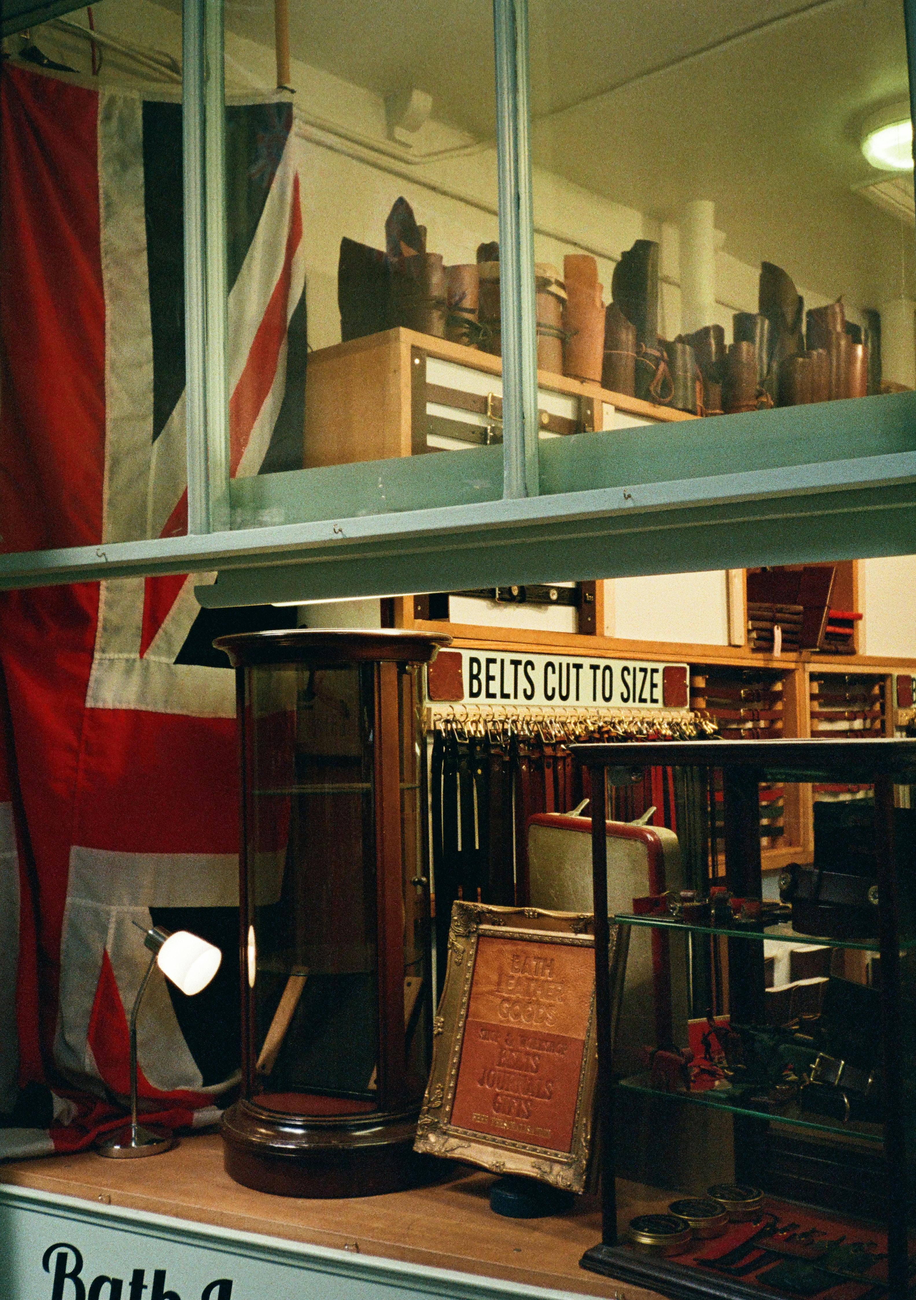 Kostenlos Klassisches Lederwarengeschäft in Bath, Großbritannien, mit Union-Jack-Motiv und Maßanfertigung von Gürteln. Stock-Foto