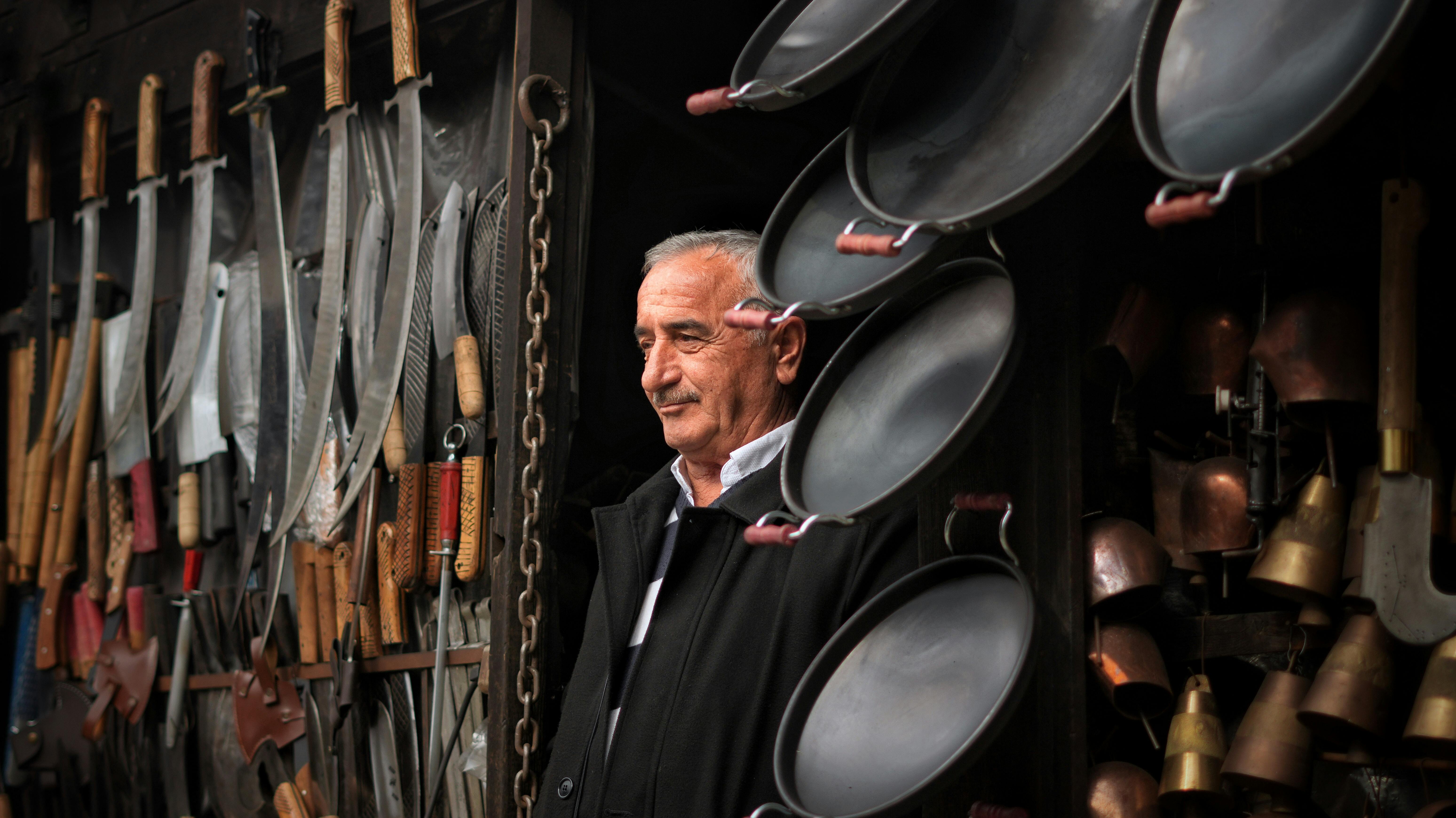 Gratuit Portrait d'un artisan de Safranbolu, en Turquie, présentant des couteaux et des poêles artisanaux. Photos