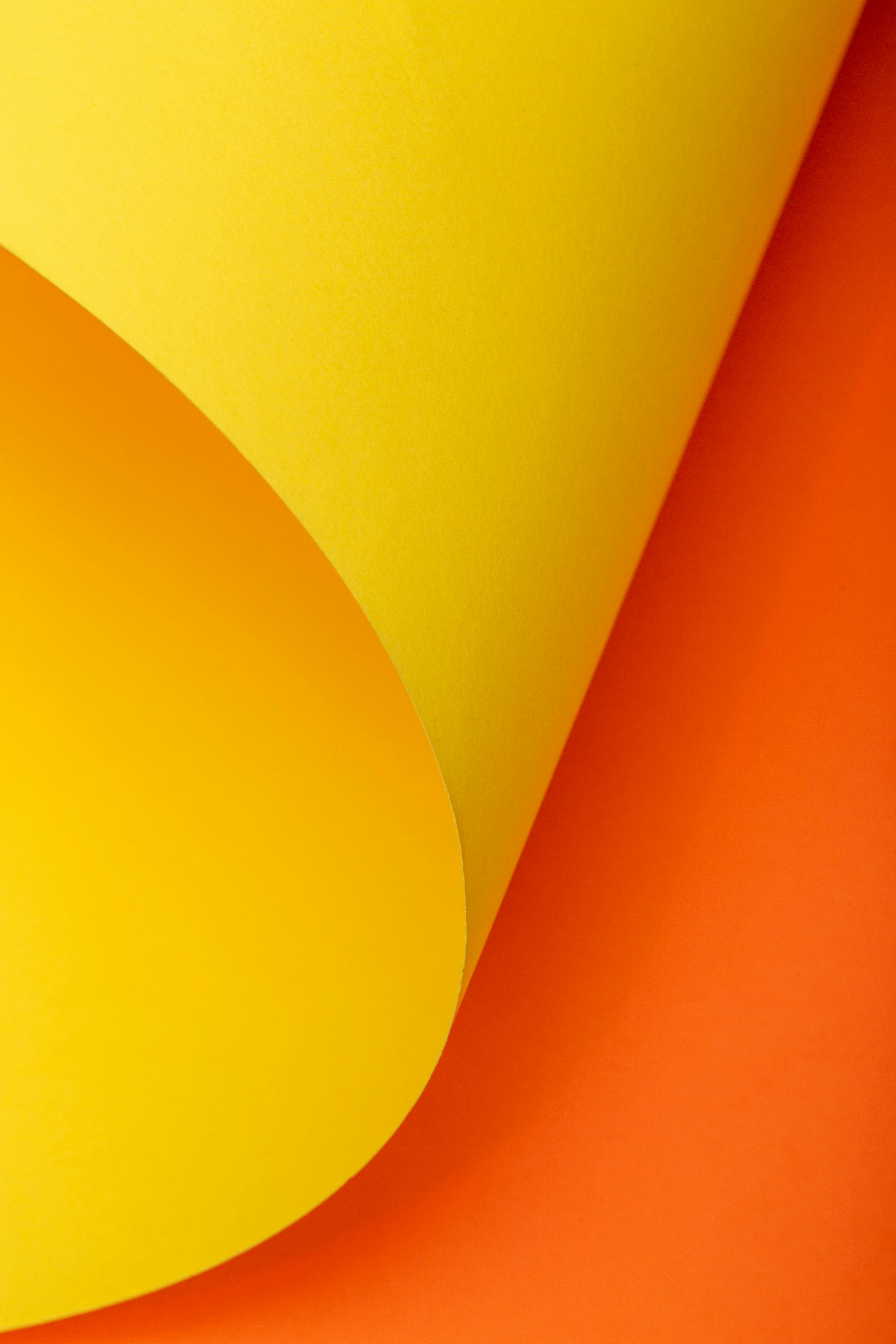 grátis O papel em tons vibrantes de amarelo e laranja cria uma composição abstrata impressionante, repleta de cor e textura. Foto profissional