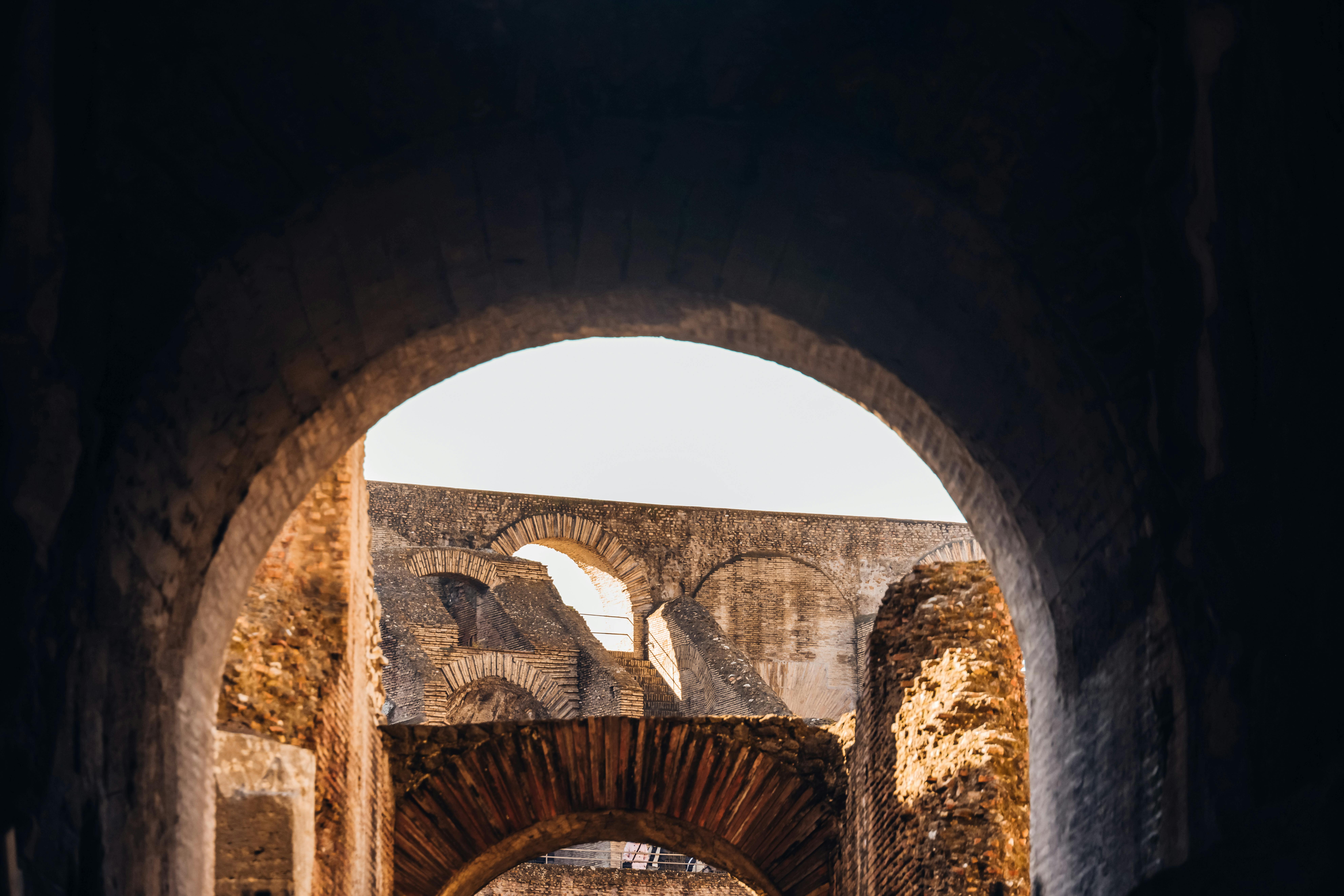 Ilmainen Tutustu muinaisten roomalaisten Colosseumin holvikaarten ajattomaan kauneuteen, joka on ikuistettu lämpimässä päivänvalossa. Kuvapankkikuva