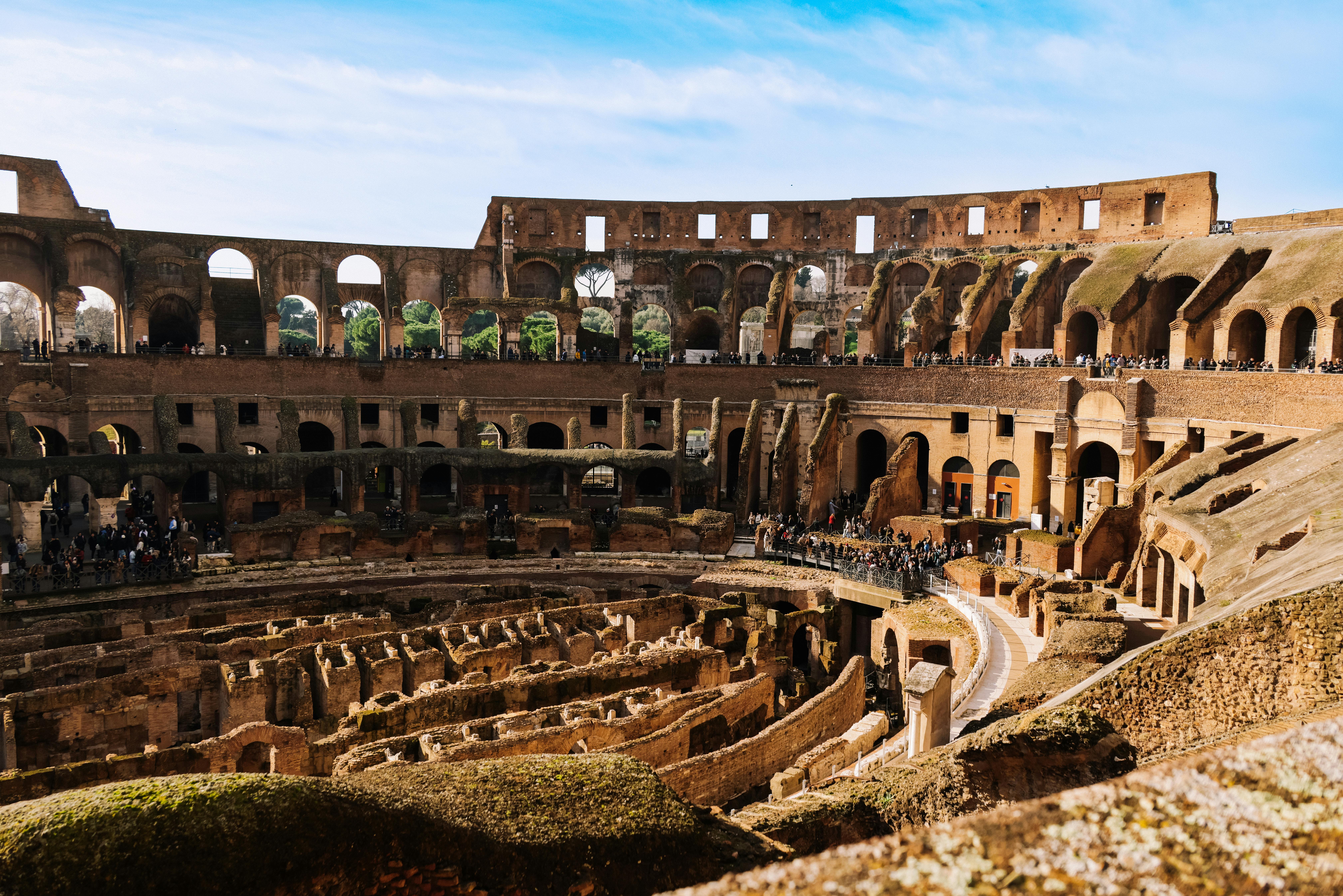 Ücretsiz Masmavi bir gökyüzü altında Roma'daki Kolezyum'un antik mimarisini keşfedin. Stok Fotoğraflar