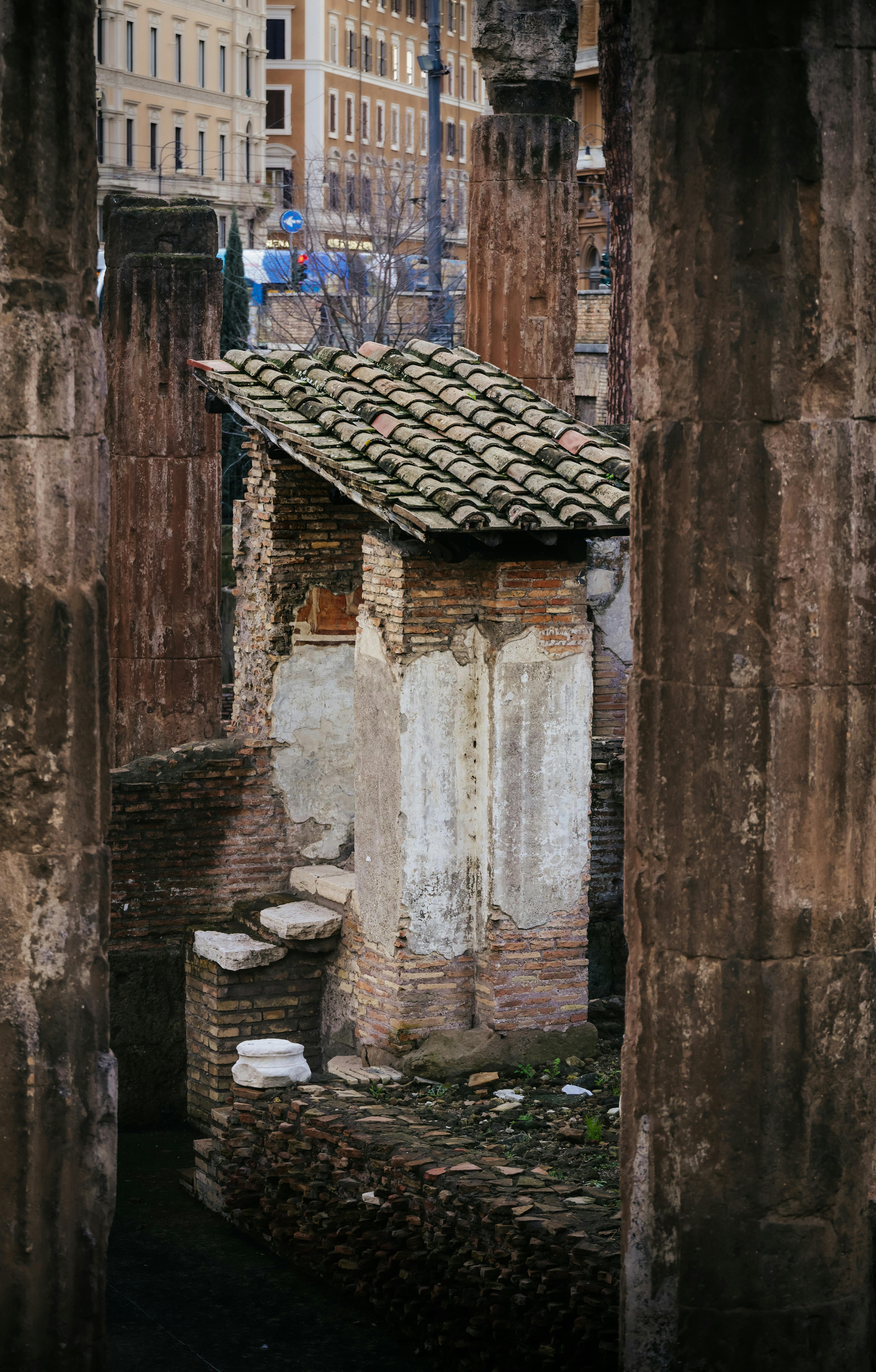 Gratis Vista capturada a través de antiguas columnas de ruinas romanas que resaltan la arquitectura histórica. Foto de stock