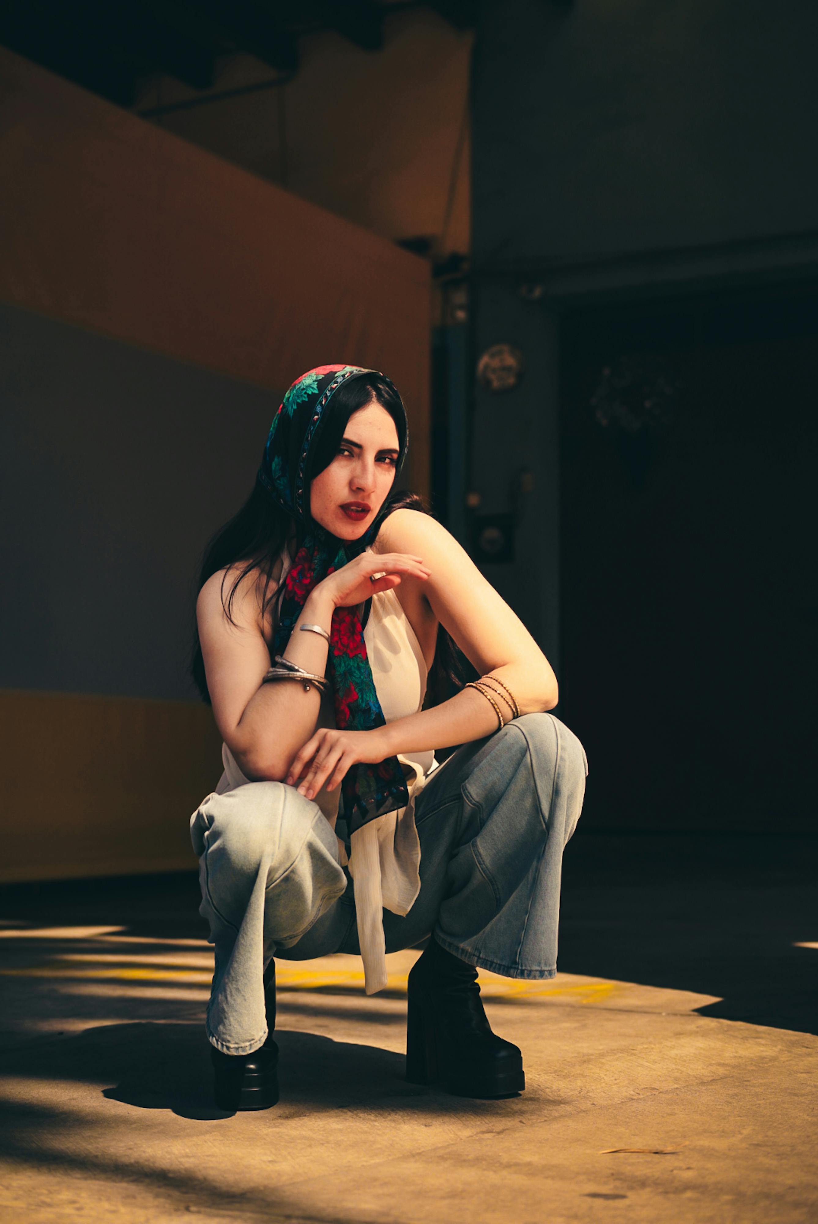 bezplatná Módní žena sebevědomě pózuje v trendy městském prostředí a předvádí moderní styl. Základová fotografie