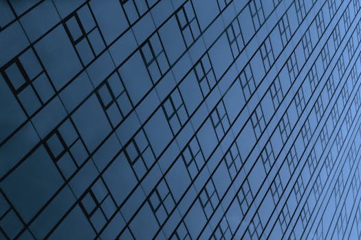 现代建筑立面上有蓝色的几何图案和倒影