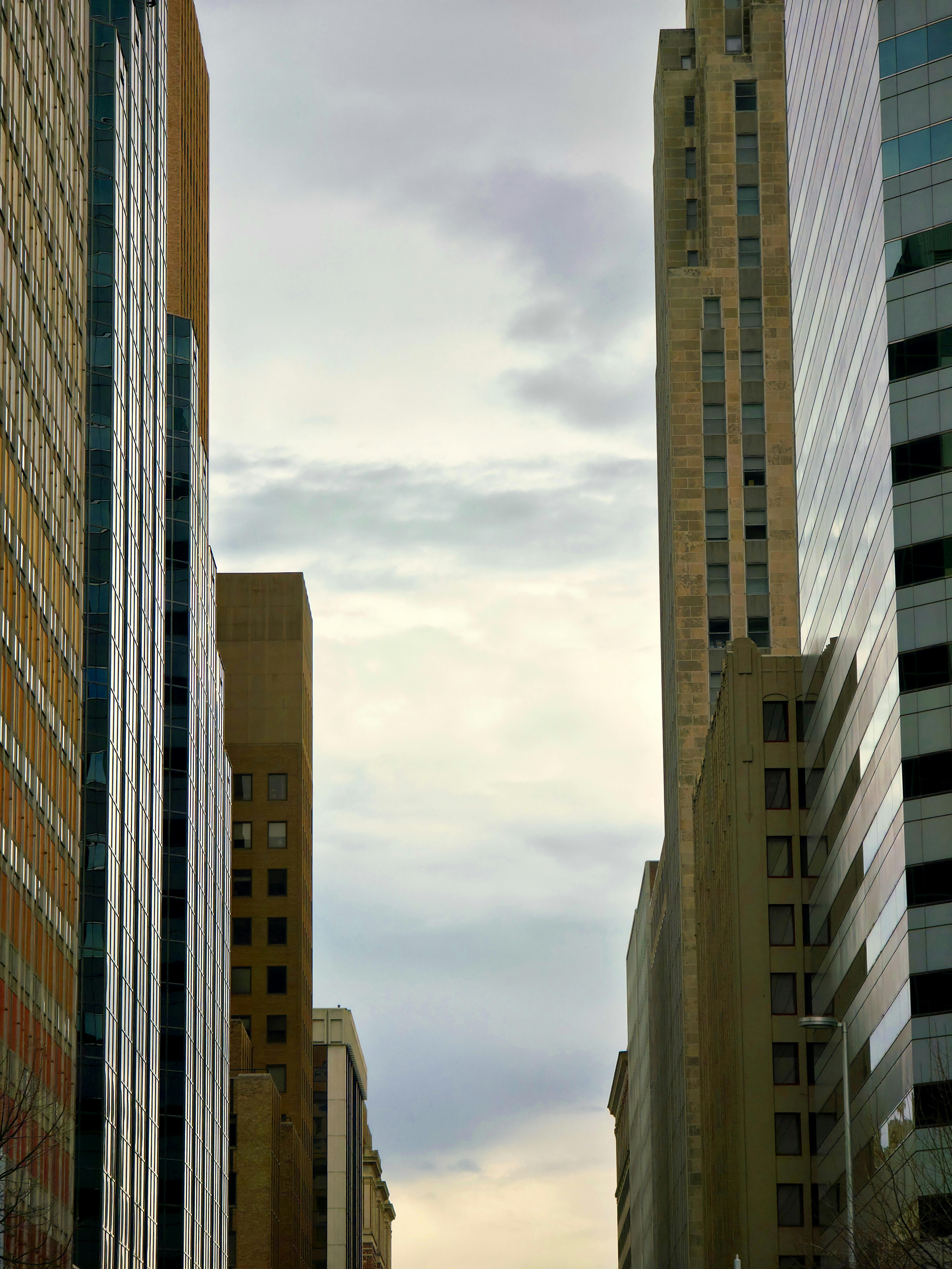 ingyenes Oklahoma City belvárosának látképe modern felhőkarcolókkal és felhős égbolttal. Stockfotó