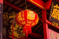 在华丽寺庙的环境中，带有传统符号的红色中国灯笼象征着文化与灵性