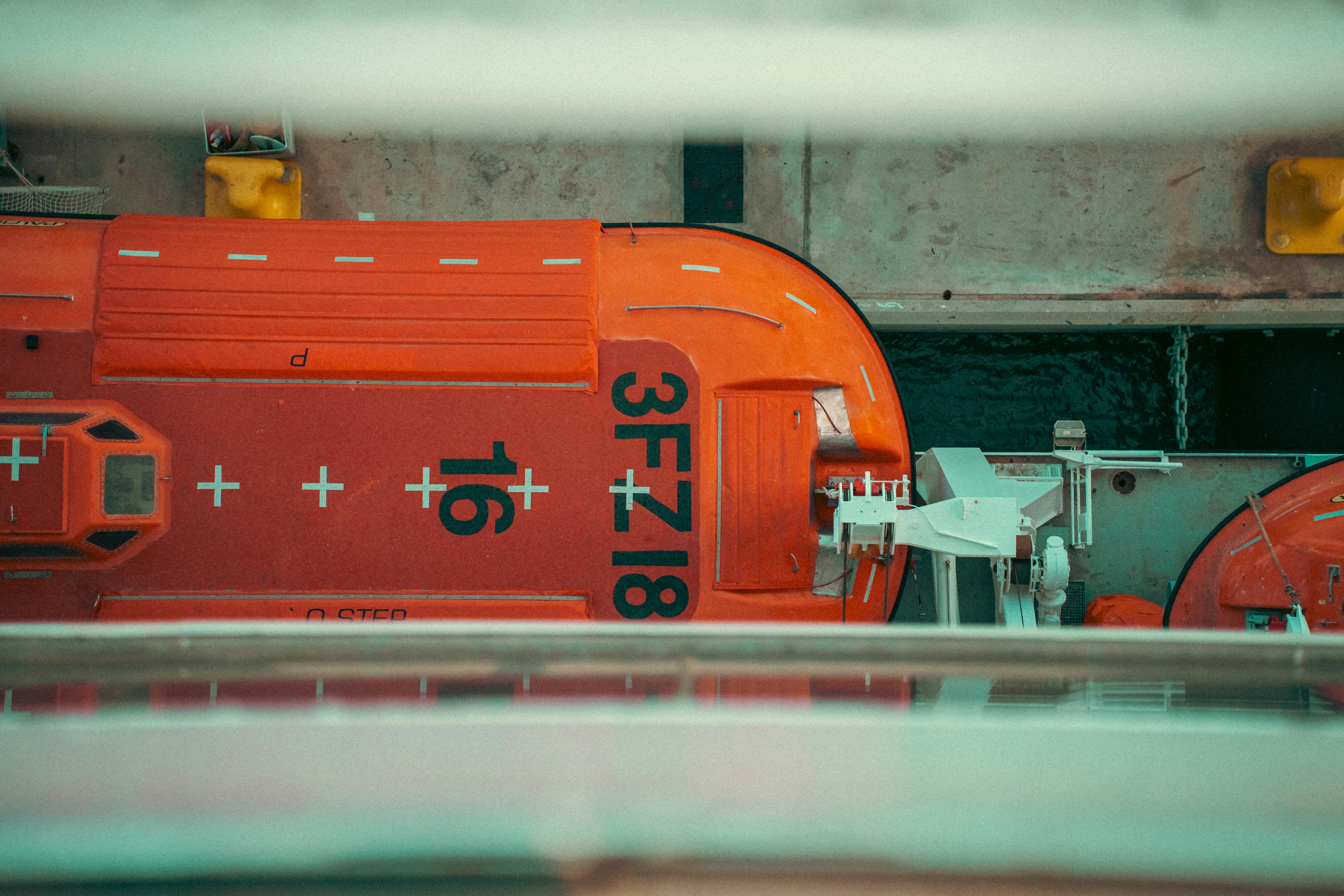 De franc Vista de dalt a baix de dos bots salvavides taronges, marcats amb "3FZ18", atracats a un vaixell, Espanya. Foto d'estoc