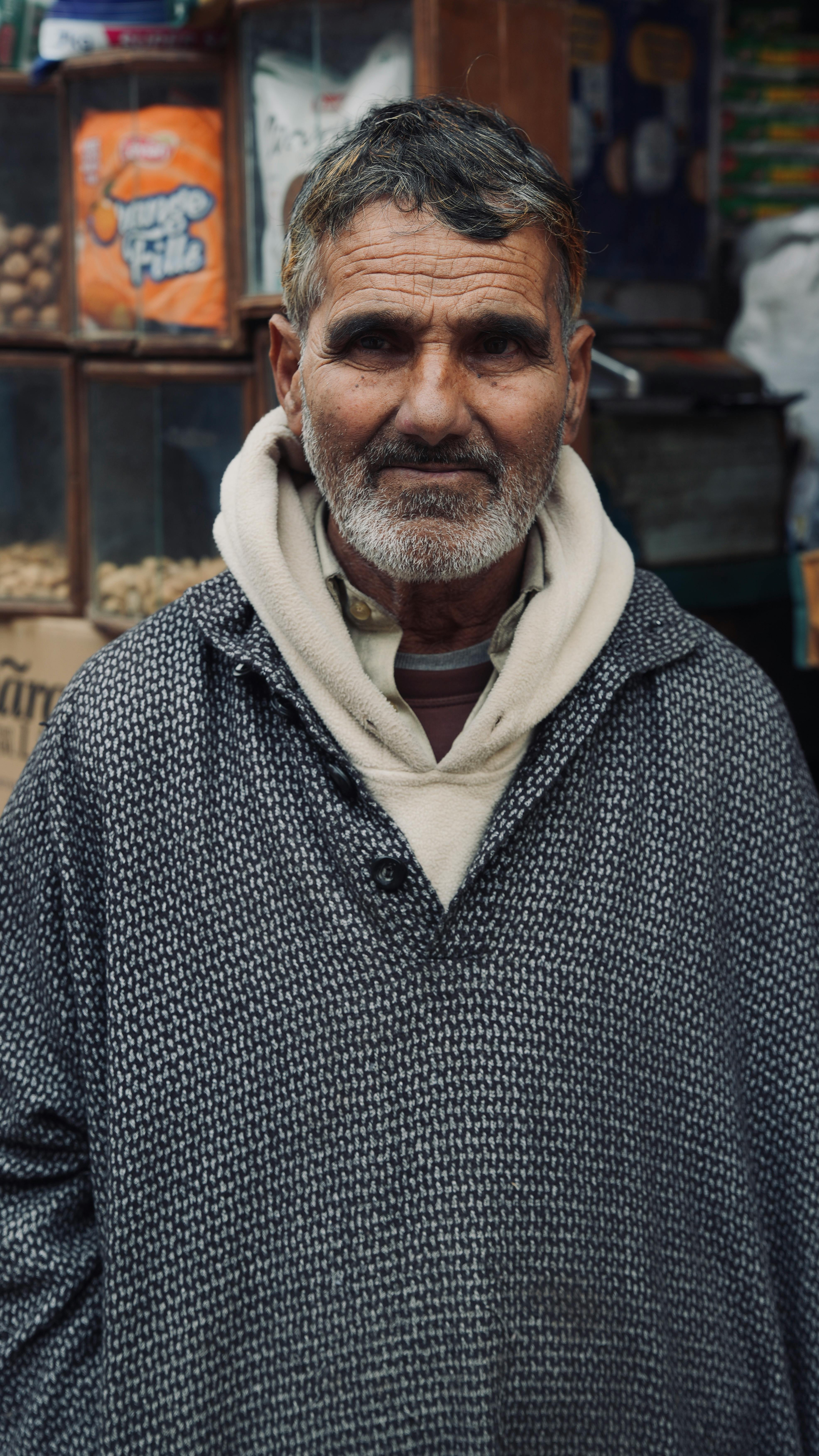Gratis Affascinante ritratto di un anziano venditore nel vivace mercato di Srinagar, che mette in mostra la cultura locale. Foto a disposizione
