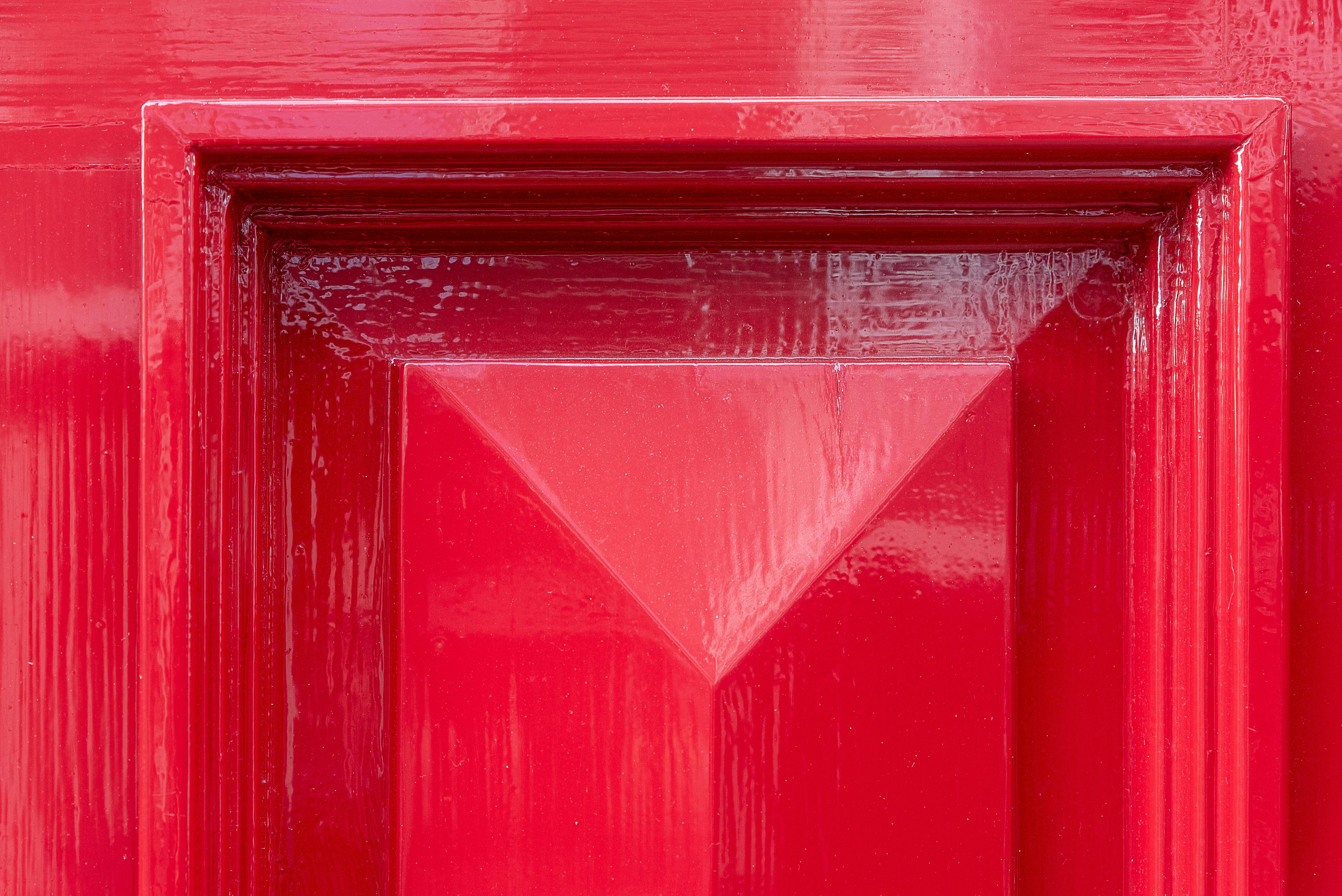 Gratis Tampilan dekat sebuah pintu berwarna merah cerah dengan desain geometris, sangat cocok untuk tema arsitektur dan desain. Foto Stok