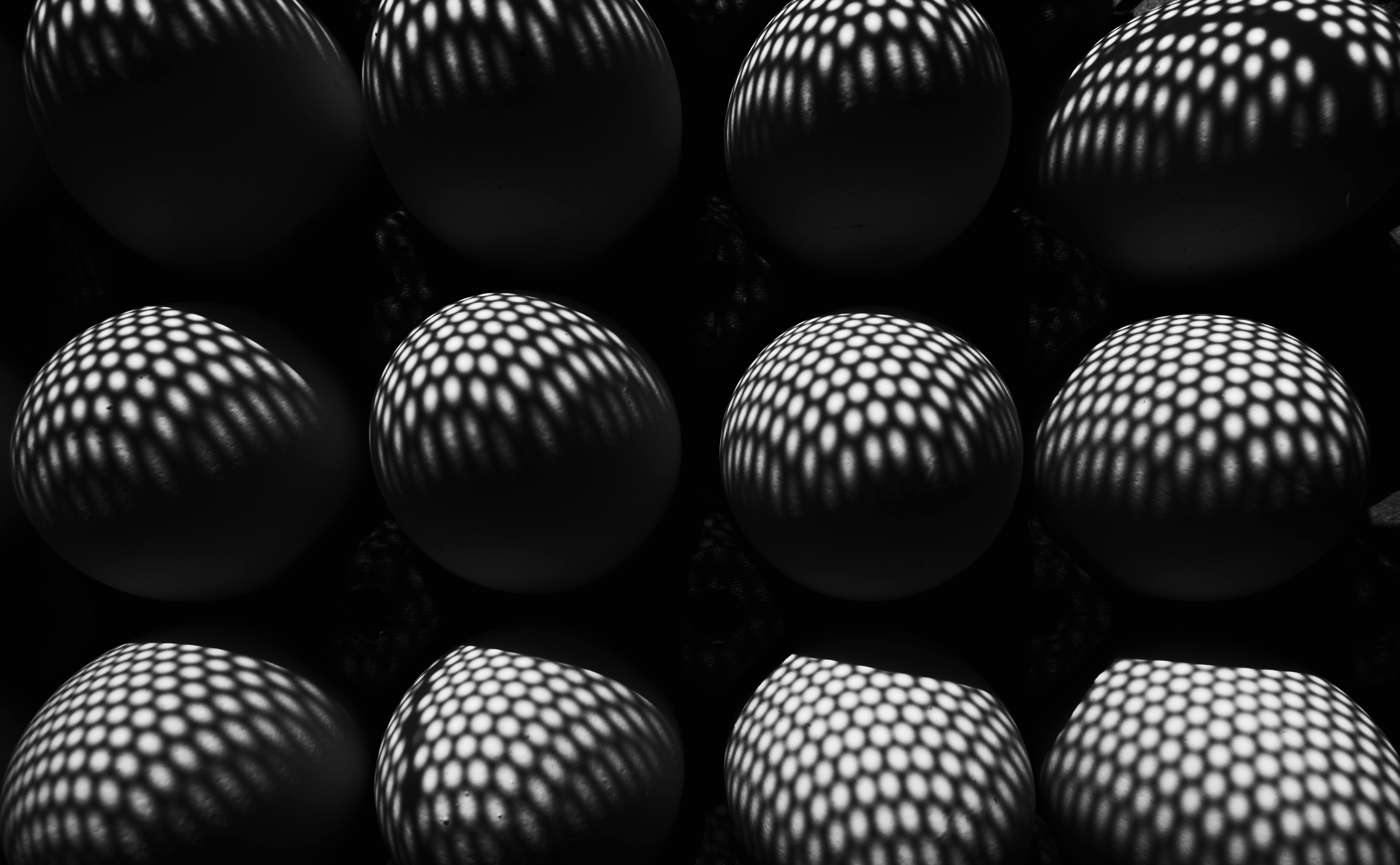 Gratis Svart-hvitt-bilde av egg med geometriske lysmønstre som skaper en hypnotisk effekt. Arkivbilde