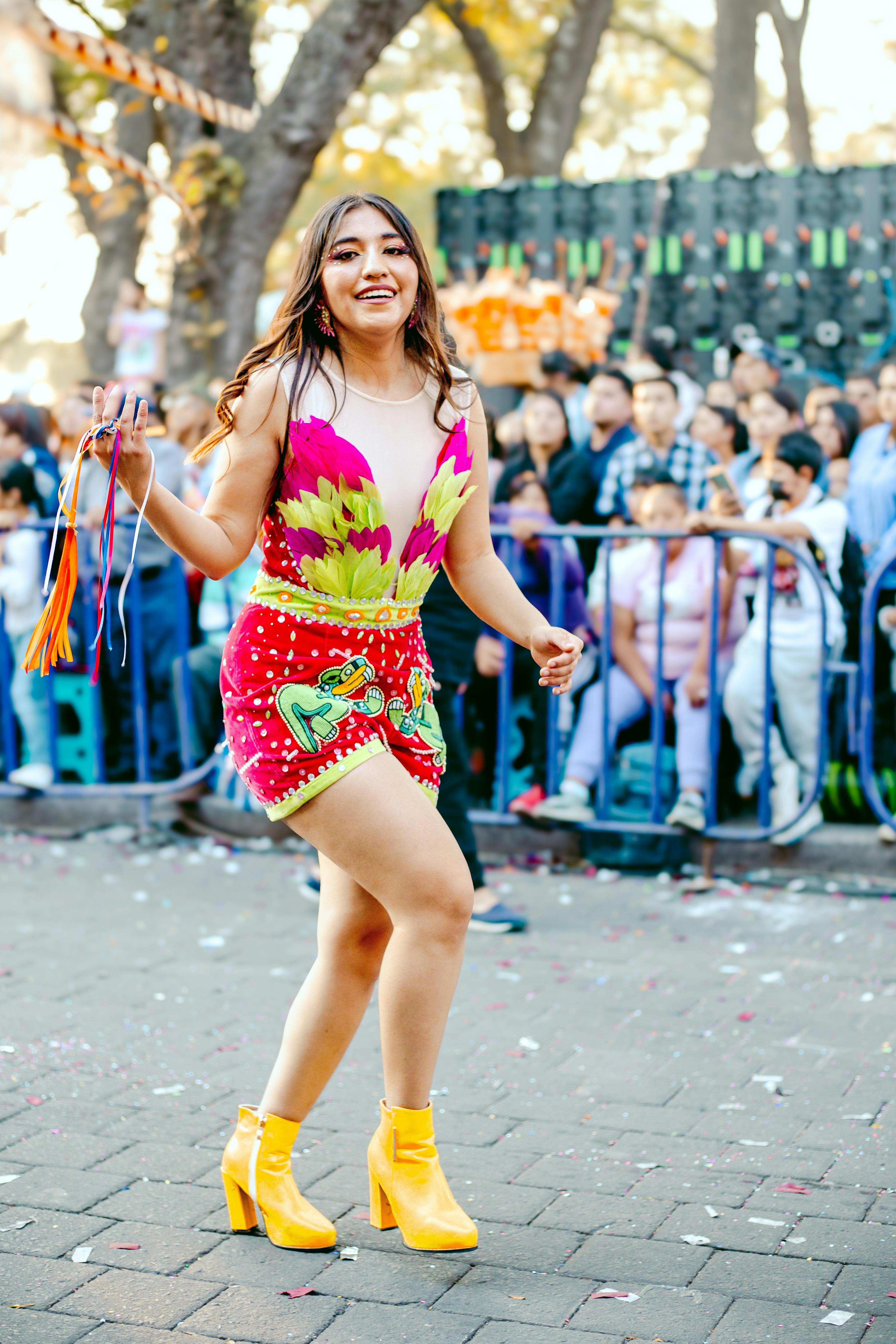 bezplatná Barevný pouliční průvod s pulzujícími tanečníky a davem. Základová fotografie