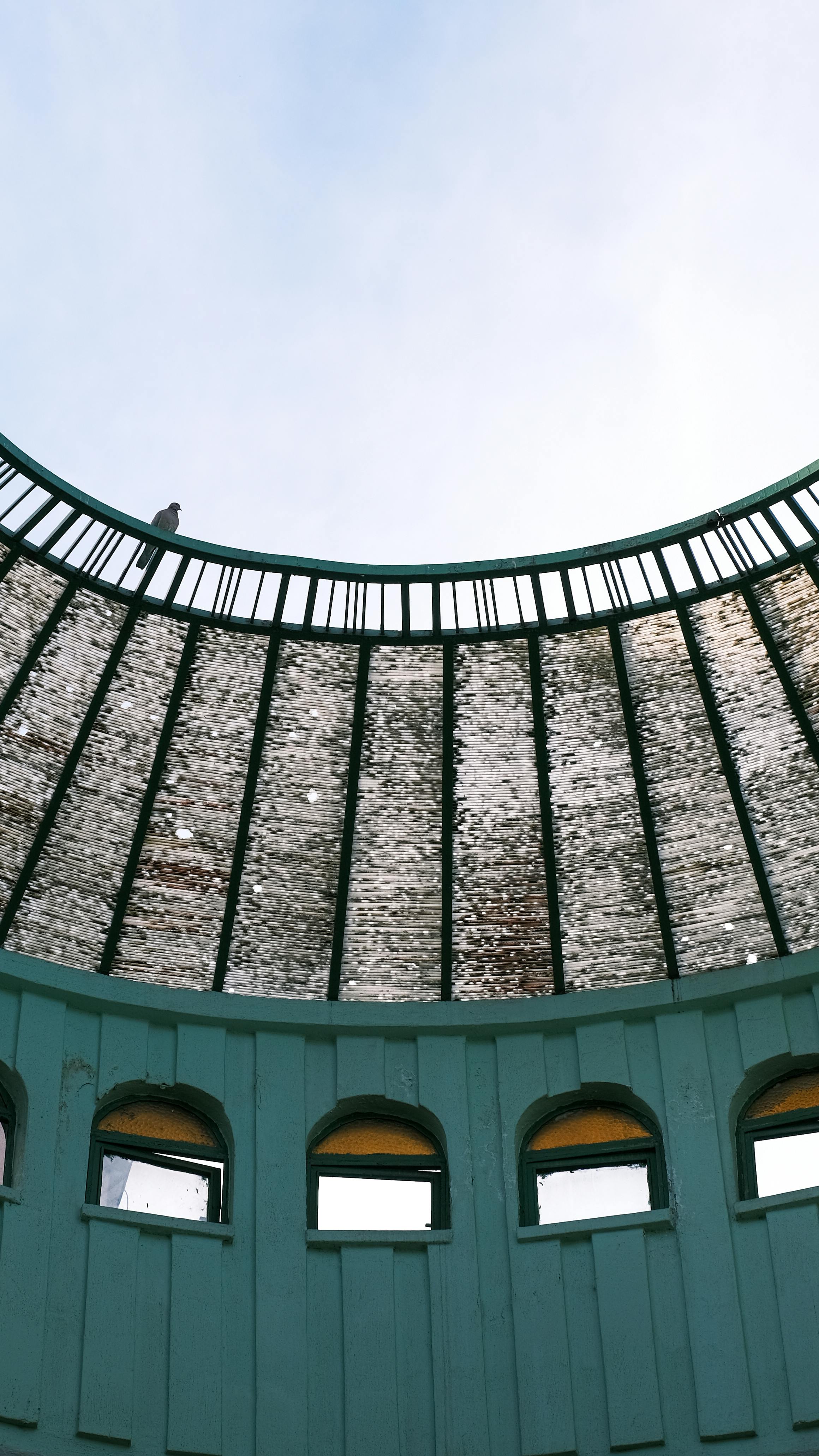 Gratis Kigger op på en rund arkitektonisk kuppel med en stålramme, mod en klar himmel. Lagerfoto