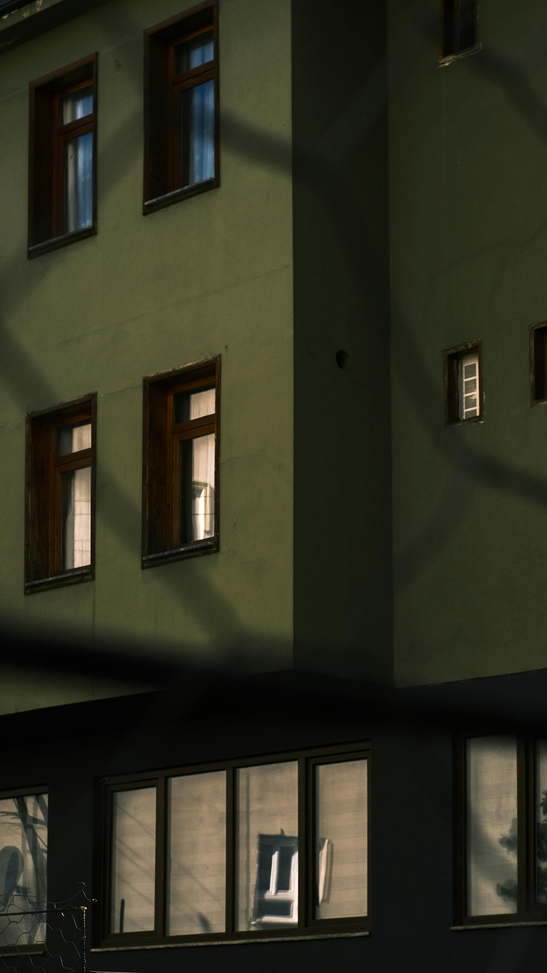 Ilmainen Ainutlaatuinen perspektiivi rakennuksen julkisivusta, jonka yli heittyvät dramaattiset varjot. Kuvapankkikuva