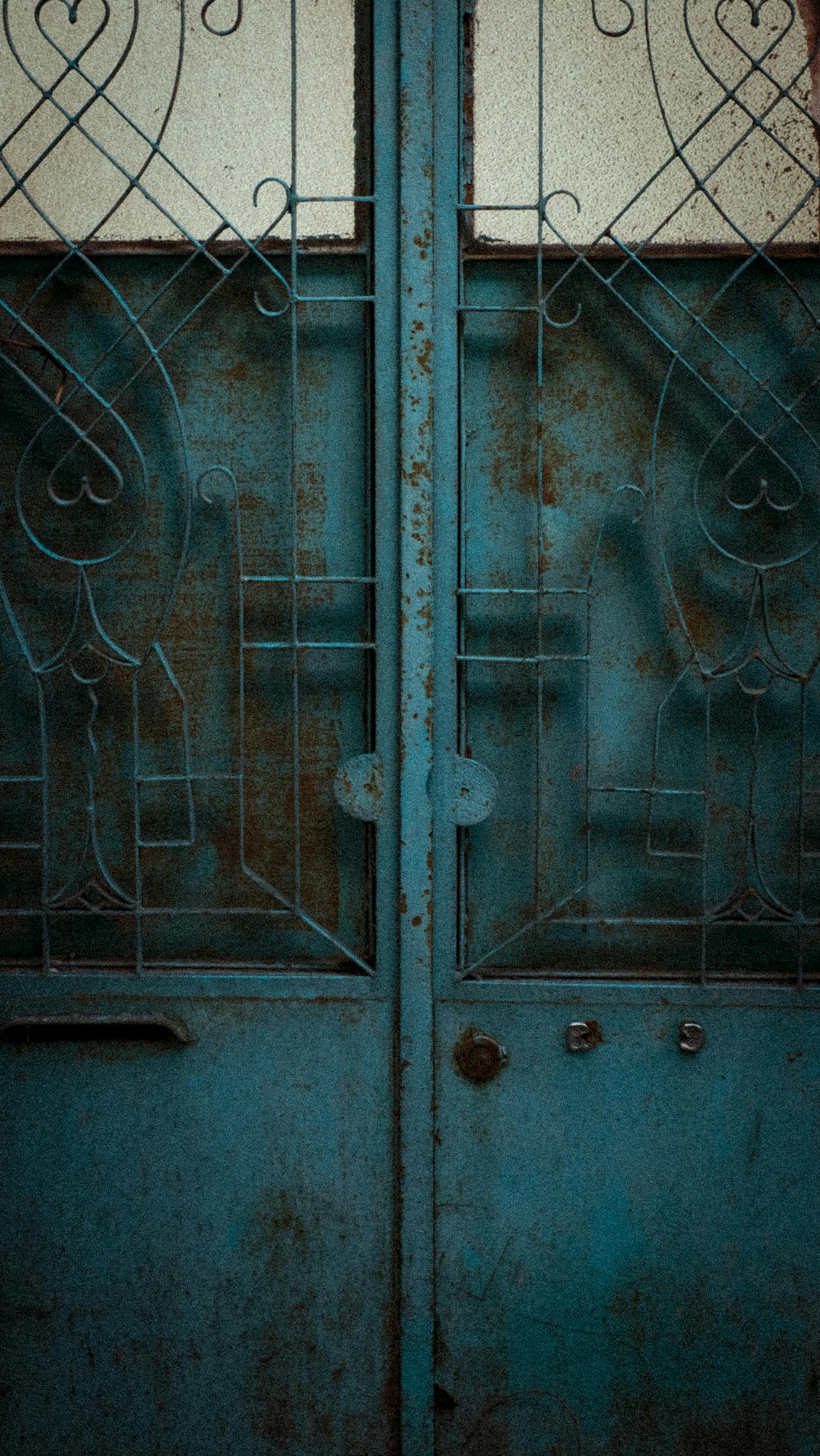 gratis Detailopname van een verouderde blauwe metalen poort met ingewikkelde roestpatronen. Perfect voor vintage of industriële thema's. Stockfoto