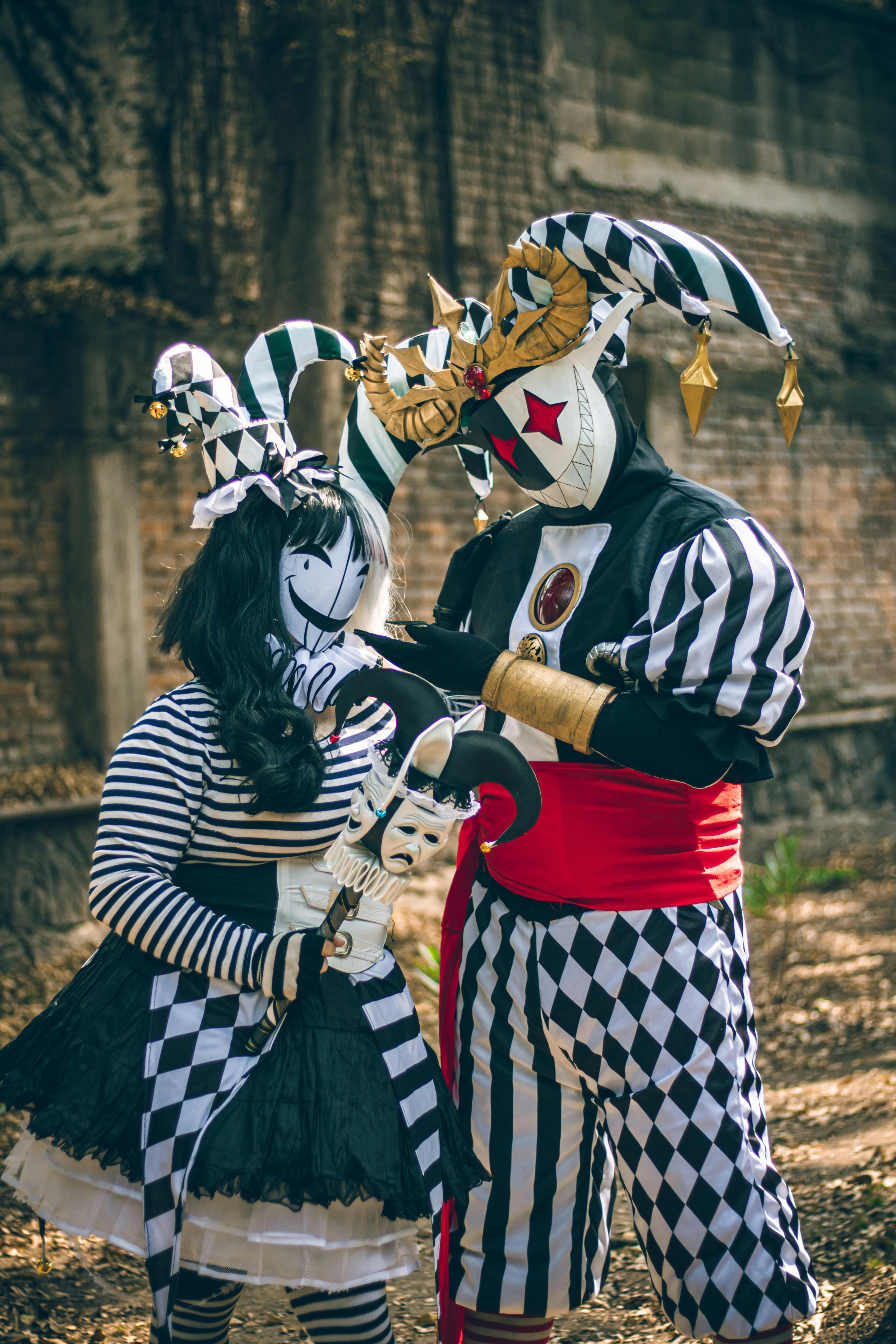 Ücretsiz Meksika Şehri'nde bir parkta, özenle hazırlanmış soytarı kostümleri giymiş iki cosplayci açık havada poz veriyor. Stok Fotoğraflar